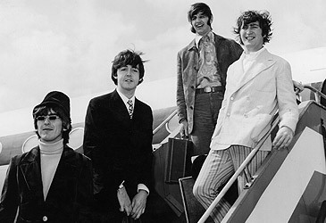 Los Beatles desembarcando del avión en el aeropuerto de Heathrow (Getty)