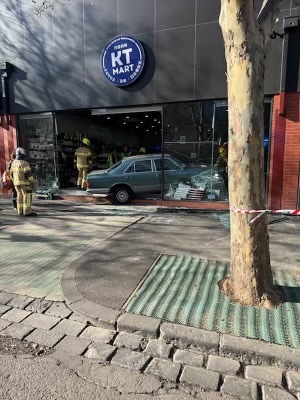 Car crashes into shopfront in Melbourne's CBD