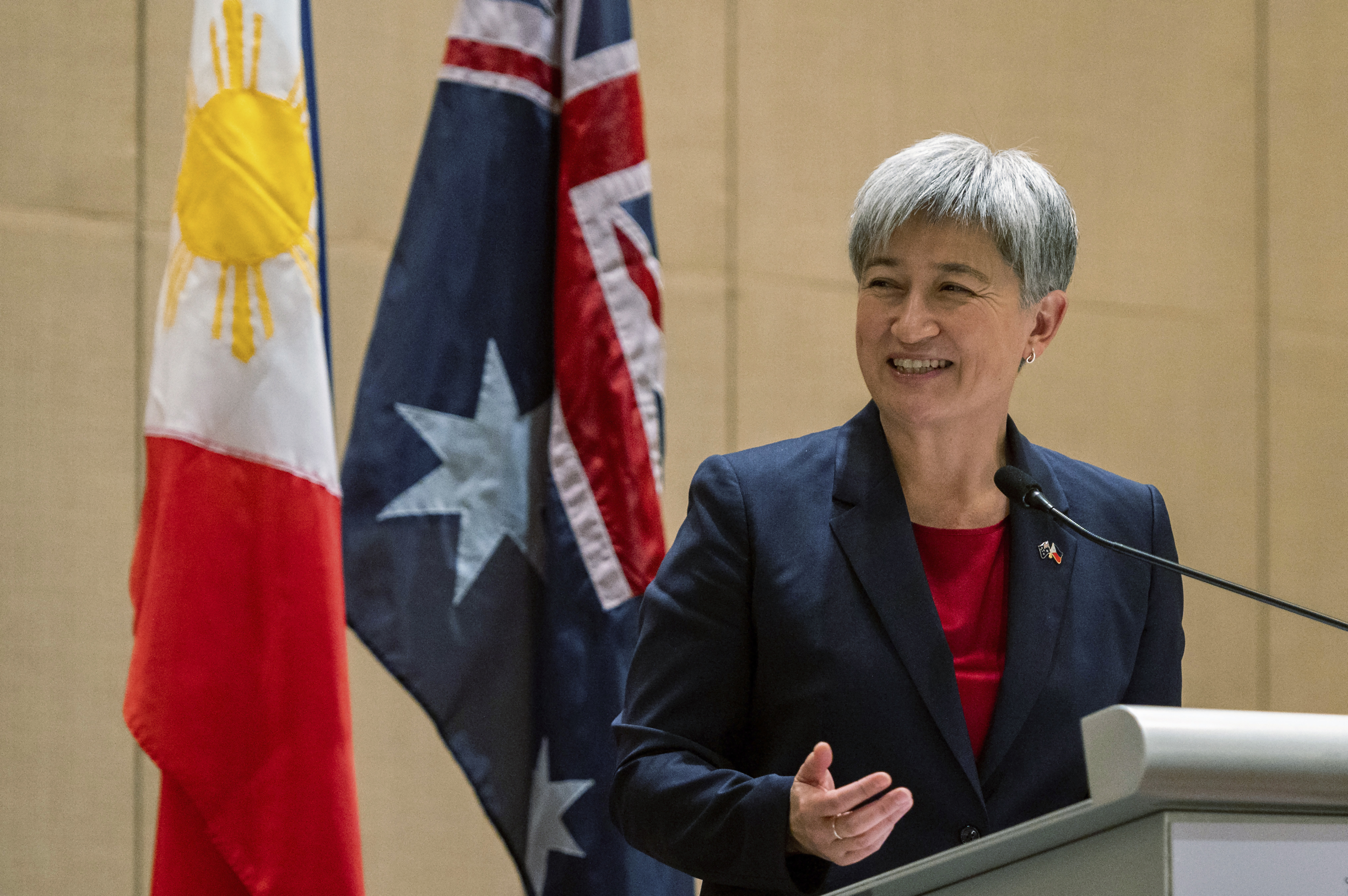 La ministra de Relaciones Exteriores de Australia, Penny Wong, habla junto al secretario de Relaciones Exteriores de Filipinas, Enrique Manalo, durante una conferencia de prensa conjunta en un hotel en la ciudad de Makati, Filipinas, el jueves 18 de mayo de 2023.