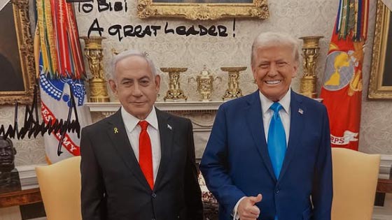 Trump le dio a Netanyahu una fotografía firmada de los dos. Firmó la fotografía, "¡A Bibi, un gran líder!," Según una foto en Instagram, publicada por su hijo, Yair Netanyahu.