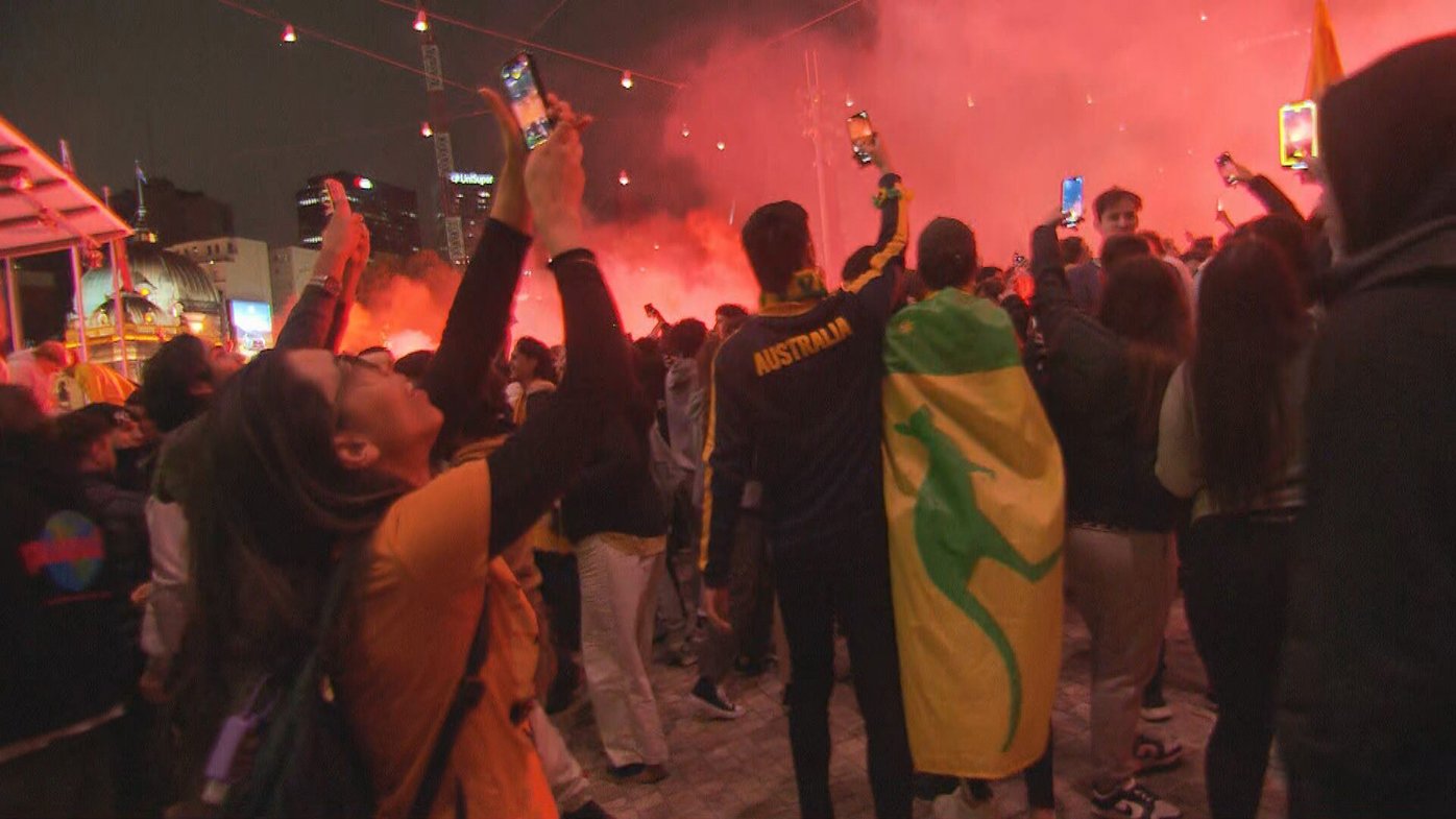 Les fans se rassemblent sur la place de la Fédération alors que les Socceroos battent le Danemark