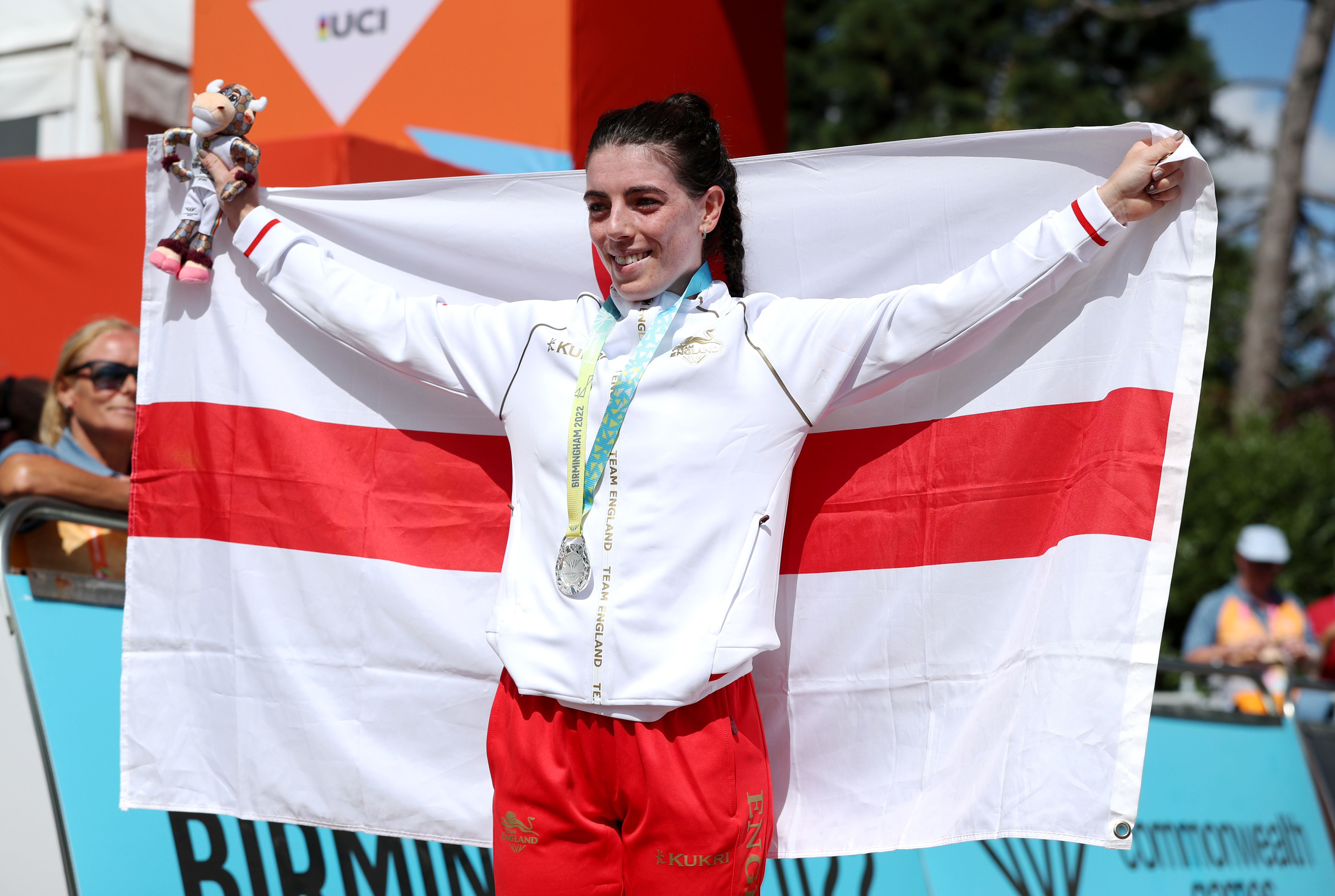 Silver Medalist, Anna Henderson of Team England celebrates with their flag during the Women's Individual Time Trial medal ceremony on day seven of the Birmingham 2022 Commonwealth Games at  on August 04, 2022 in Wolverhampton, England. (Photo by Alex Livesey/Getty Images)