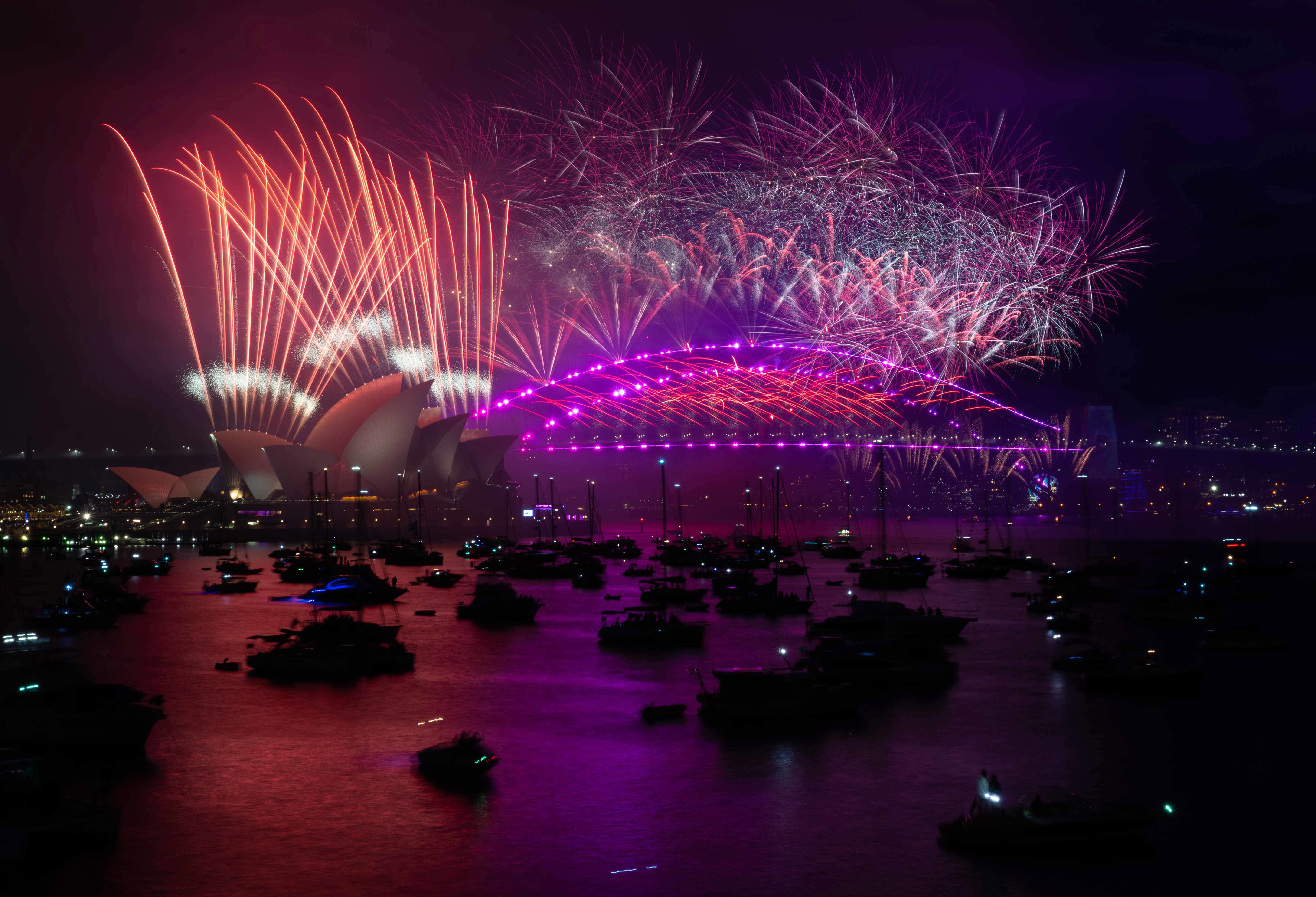 Fireworks light up the skies above Sydney Harbour at midnight on New Year's Eve. 31st December 2022  