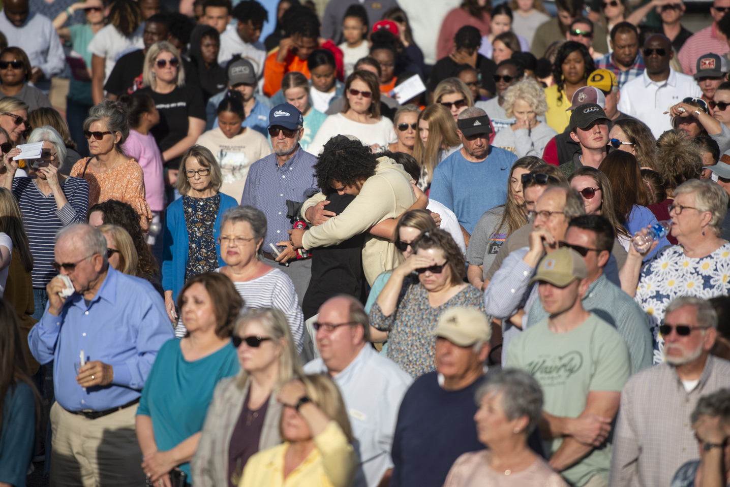 Los miembros de la comunidad se abrazan durante una vigilia de oración en la Primera Iglesia Bautista en Dadeville, Alabama, el domingo 16 de abril de 2023.  