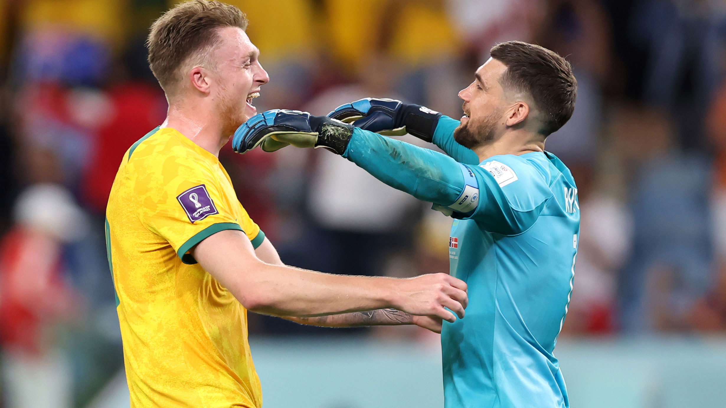 Socceroos atteint les 16 derniers après le but de Mat Leckie contre le Danemark