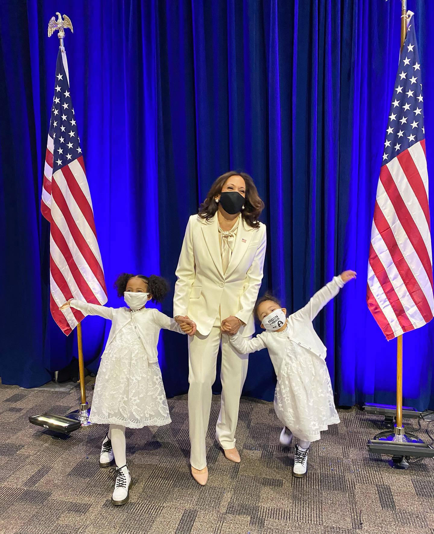 Kamala Harris con sus sobrinas nietas Amara y Leela Ajagu