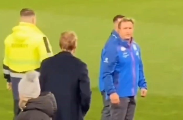 Luke Beveridge turns around to have a go at Kane Cornes.