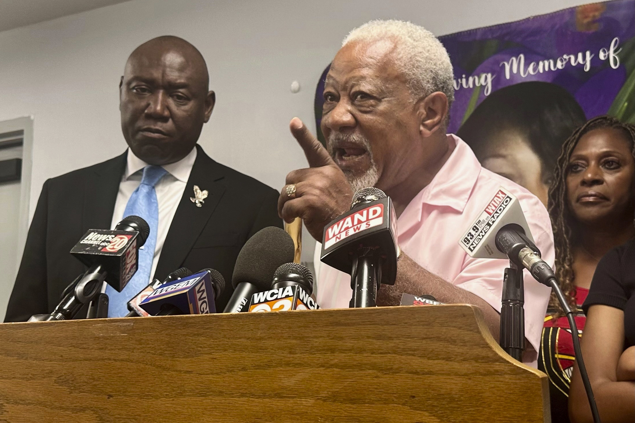 James Wilburn, padre de Sonya Massey, habla con los periodistas