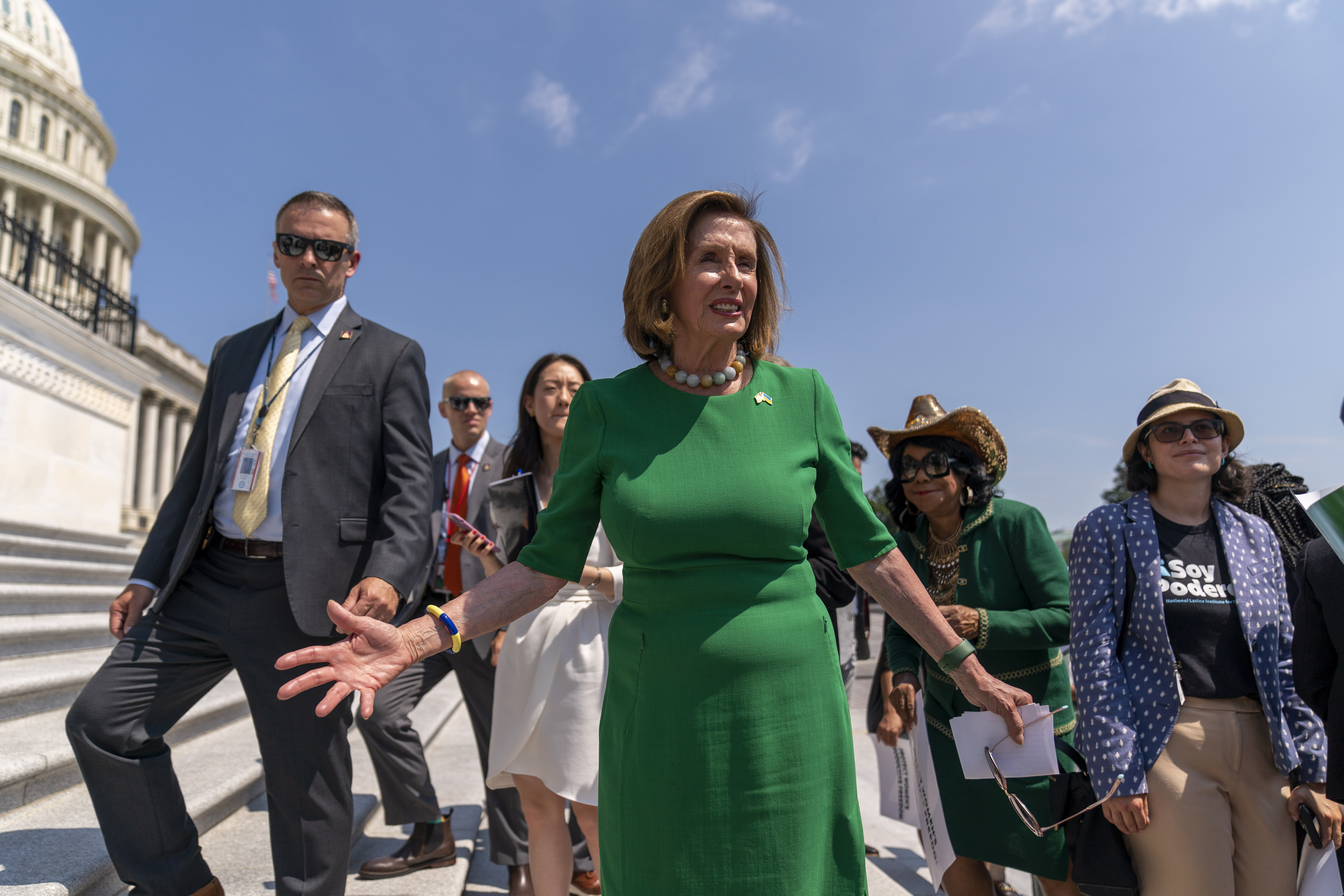 La presidenta de la Cámara de Representantes, Nancy Pelosi, de California, habla con sus partidarios mientras ella y las mujeres demócratas de la Cámara realizan un evento antes de la votación de la Cámara sobre la Ley de Protección de la Salud de la Mujer y la Ley de Garantía del Derecho de la Mujer a la Libertad Reproductiva en el Capitolio de Washington, el viernes 15 de julio. , 2022. (Foto AP/Andrew Harnik)