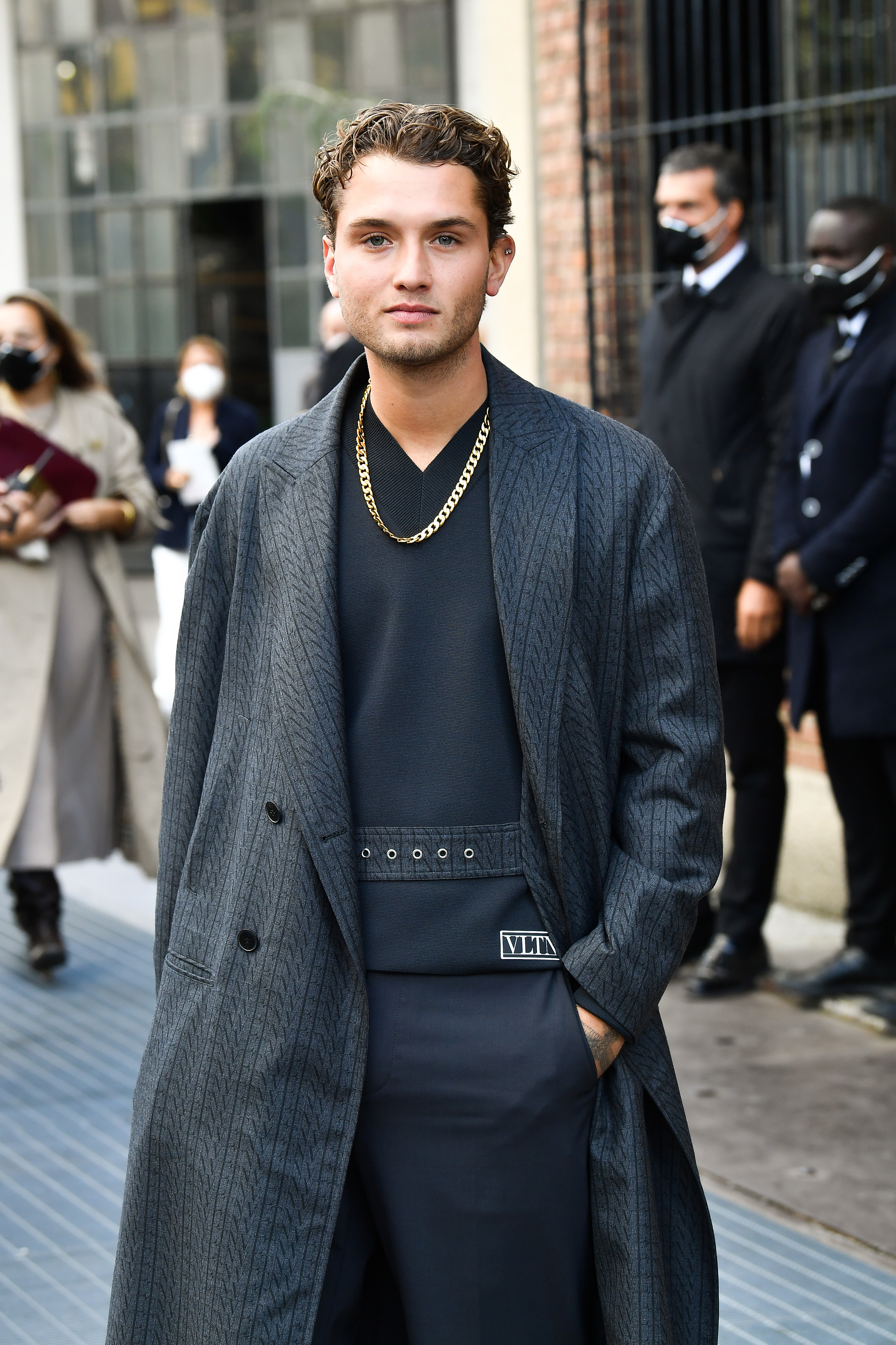 Lyricsaz Yt Jude Law S Son Rafferty Is The Spitting Image Of His Dad In Milan Fashion Week Photos