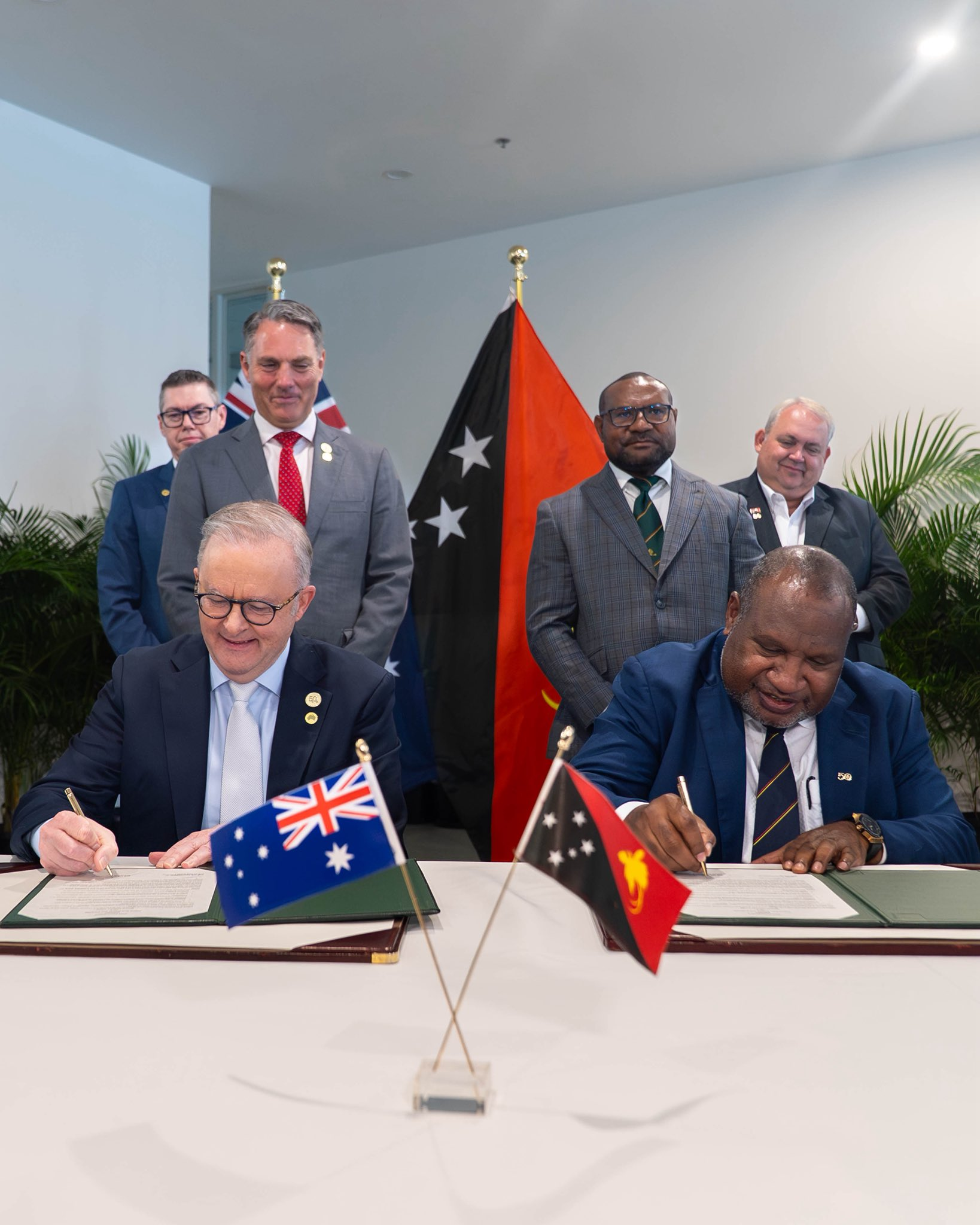 Anthony Albanese and James Marape sign a defence communique.