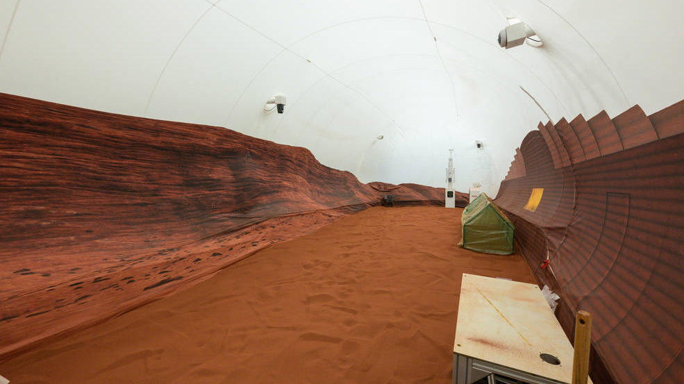 La NASA ha producido una recreación de Marte para que cuatro voluntarios vivan allí durante un año para ayudar a preparar a los astronautas para la exploración del planeta.
