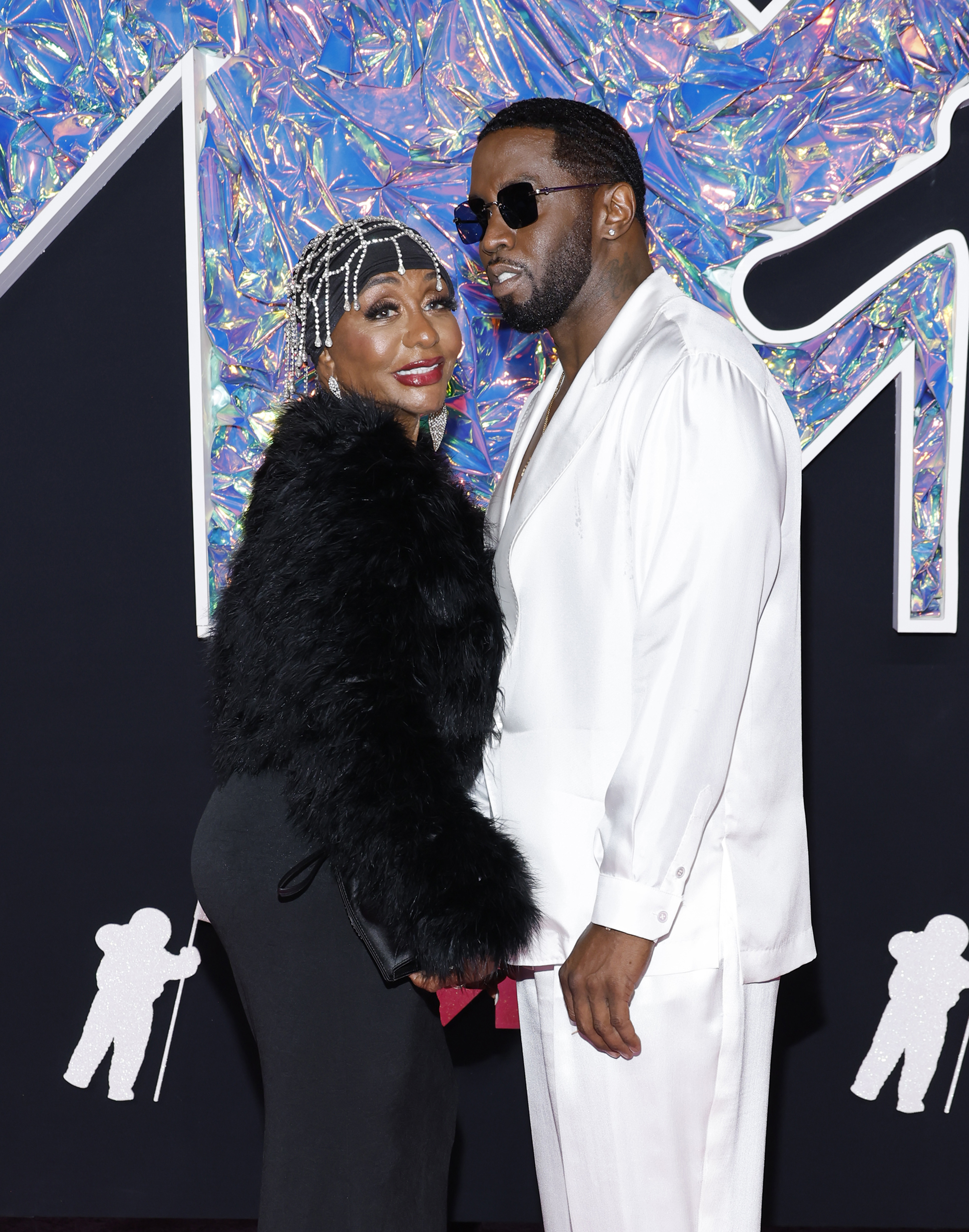 NEWARK, NUEVA JERSEY – 12 DE SEPTIEMBRE: Diddy (R) y su madre, Janice Combs, asisten a los MTV Video Music Awards 2023 en el Prudential Center el 12 de septiembre de 2023 en Newark, Nueva Jersey. (Foto de Jason Kempin/Getty Images para MTV)