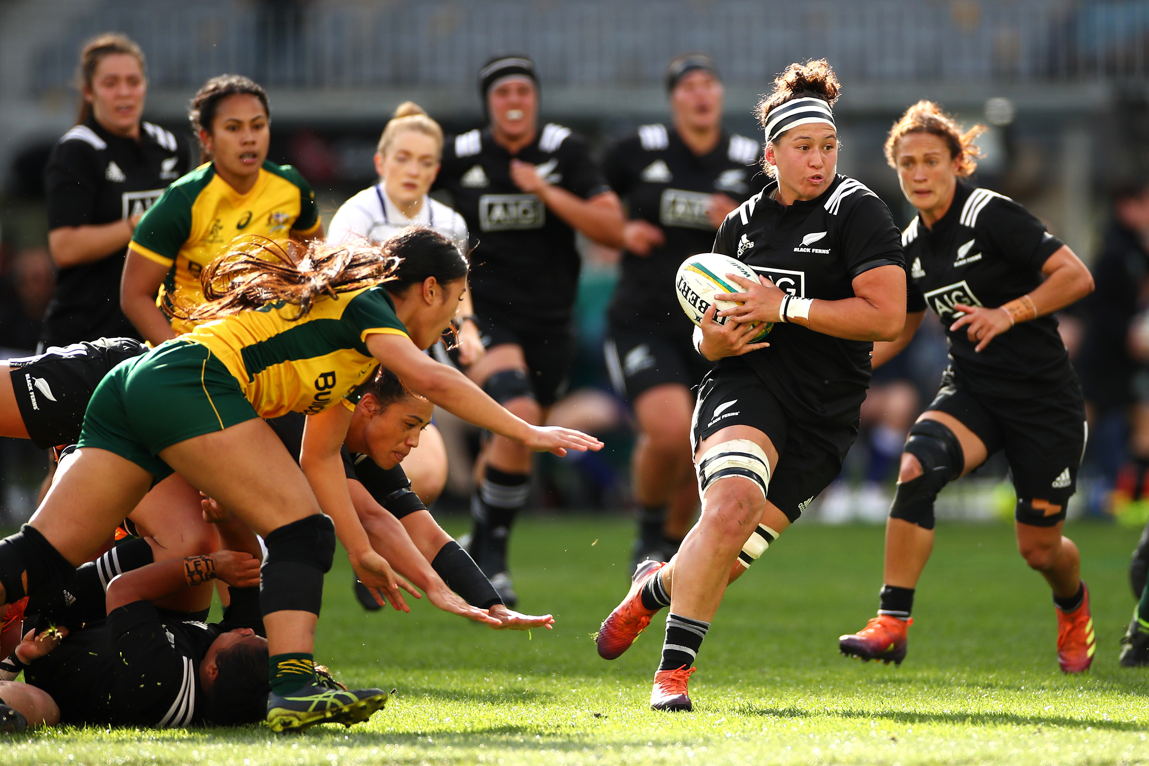 Charmaine McMenamin of the Black Ferns makes a break.