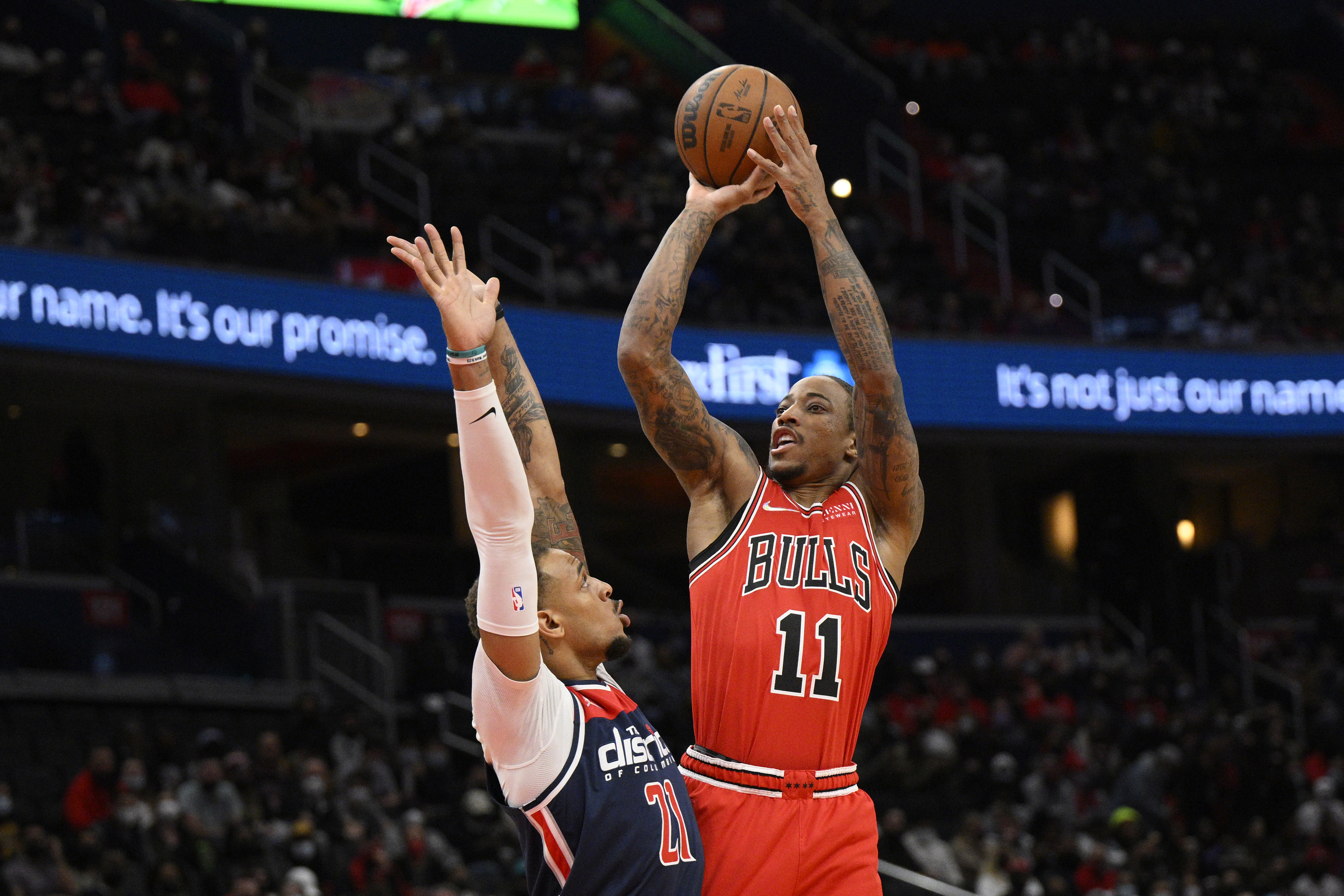 Chicago Bulls forward DeMar DeRozan shoots against Washington Wizards center Daniel Gafford.