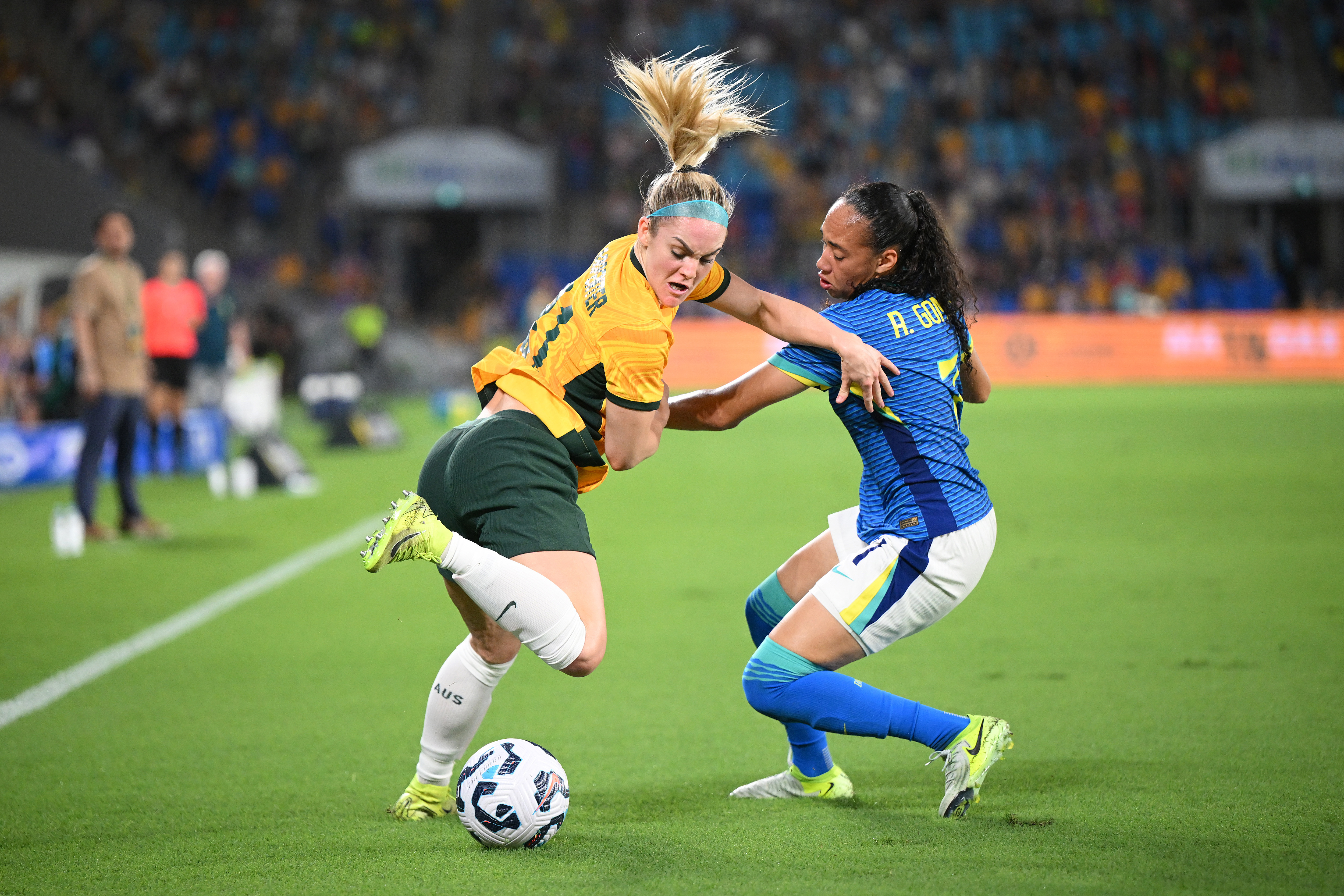 Ellie Carpenter is put under pressure by Aline Gomes during the Matildas' friendly with Brazil.