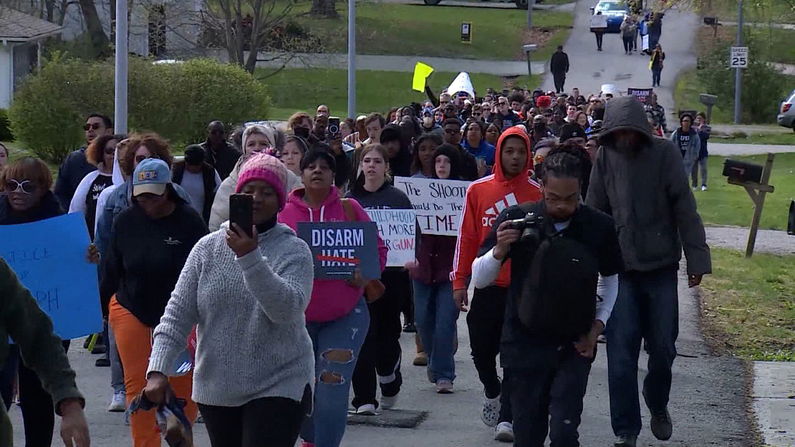 Los manifestantes se reúnen en Kansas City después del tiroteo de Ralph Paul Yarl.
