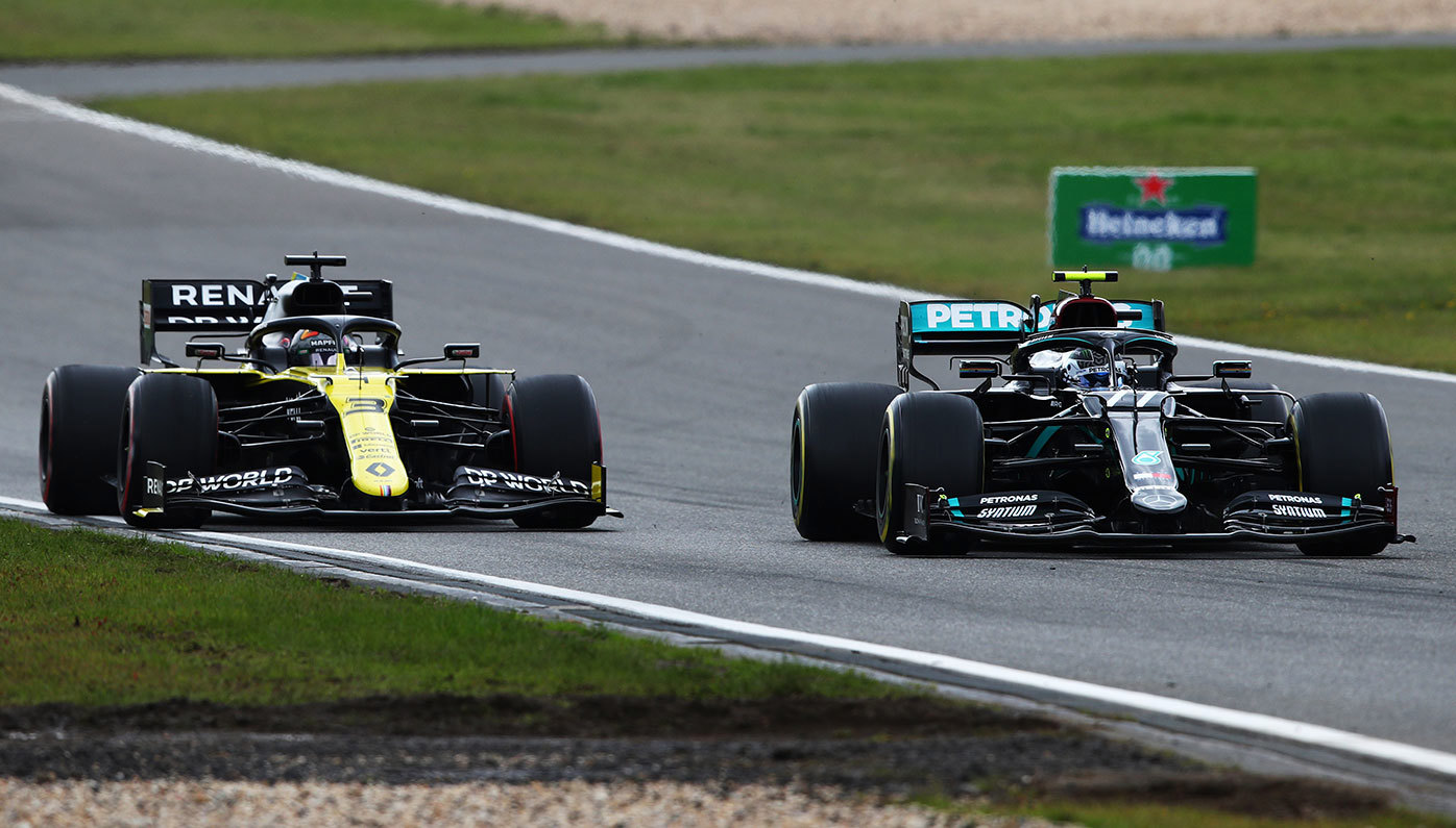 Daniel Ricciardo battles with Valtteri Bottas at the Eifel Grand Prix.