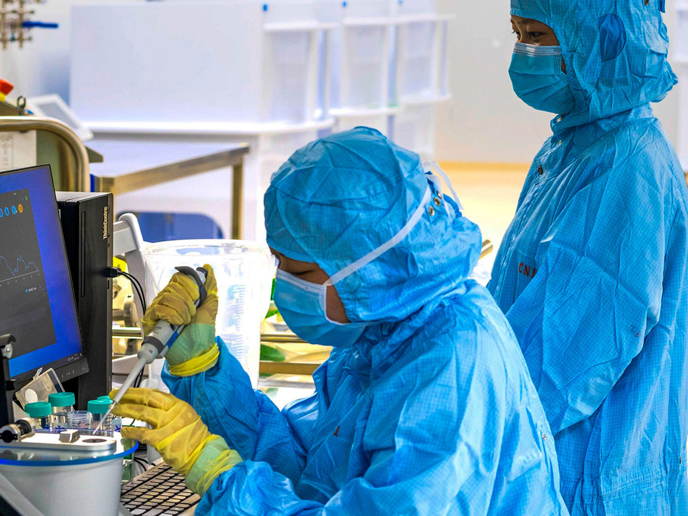Técnicos realizan pruebas de proteínas en la vacuna COVID-19 ReCOV en el Taller Biológico Reco en Taizhou, provincia de Jiangsu, China