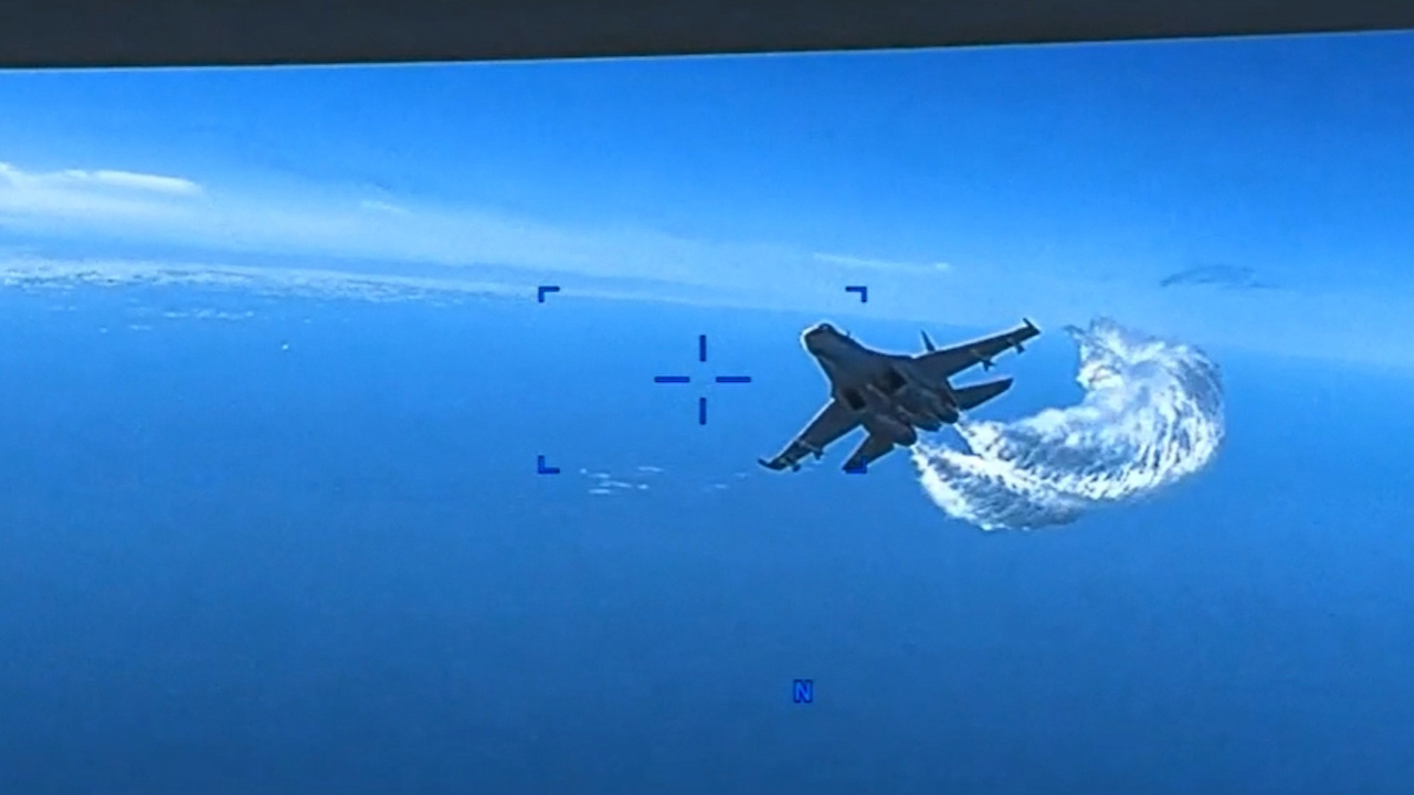 Estados Unidos publica imágenes de la colisión de un avión de combate ruso con un dron