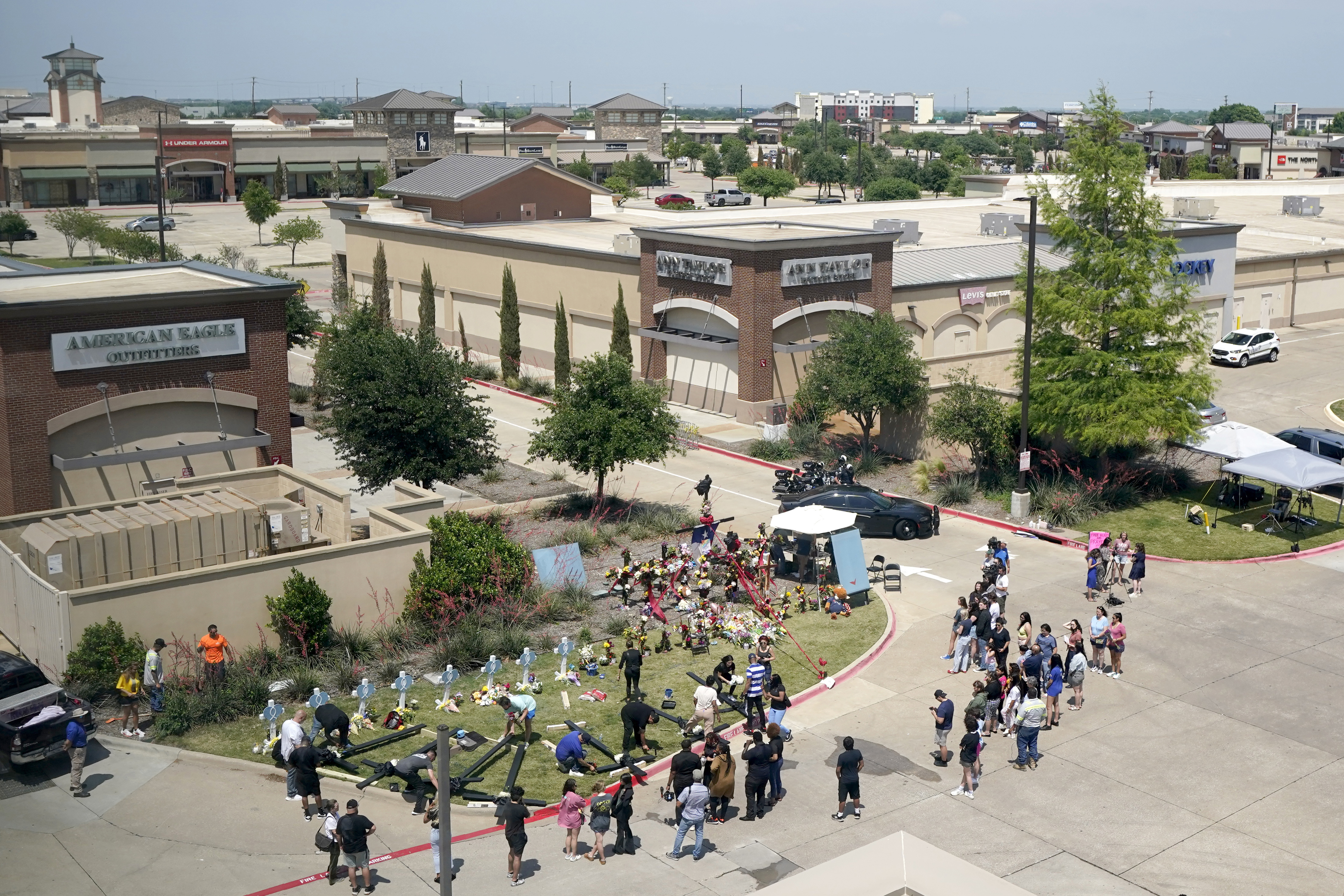 Audio policial muestra caos durante masacre en centro comercial de Texas