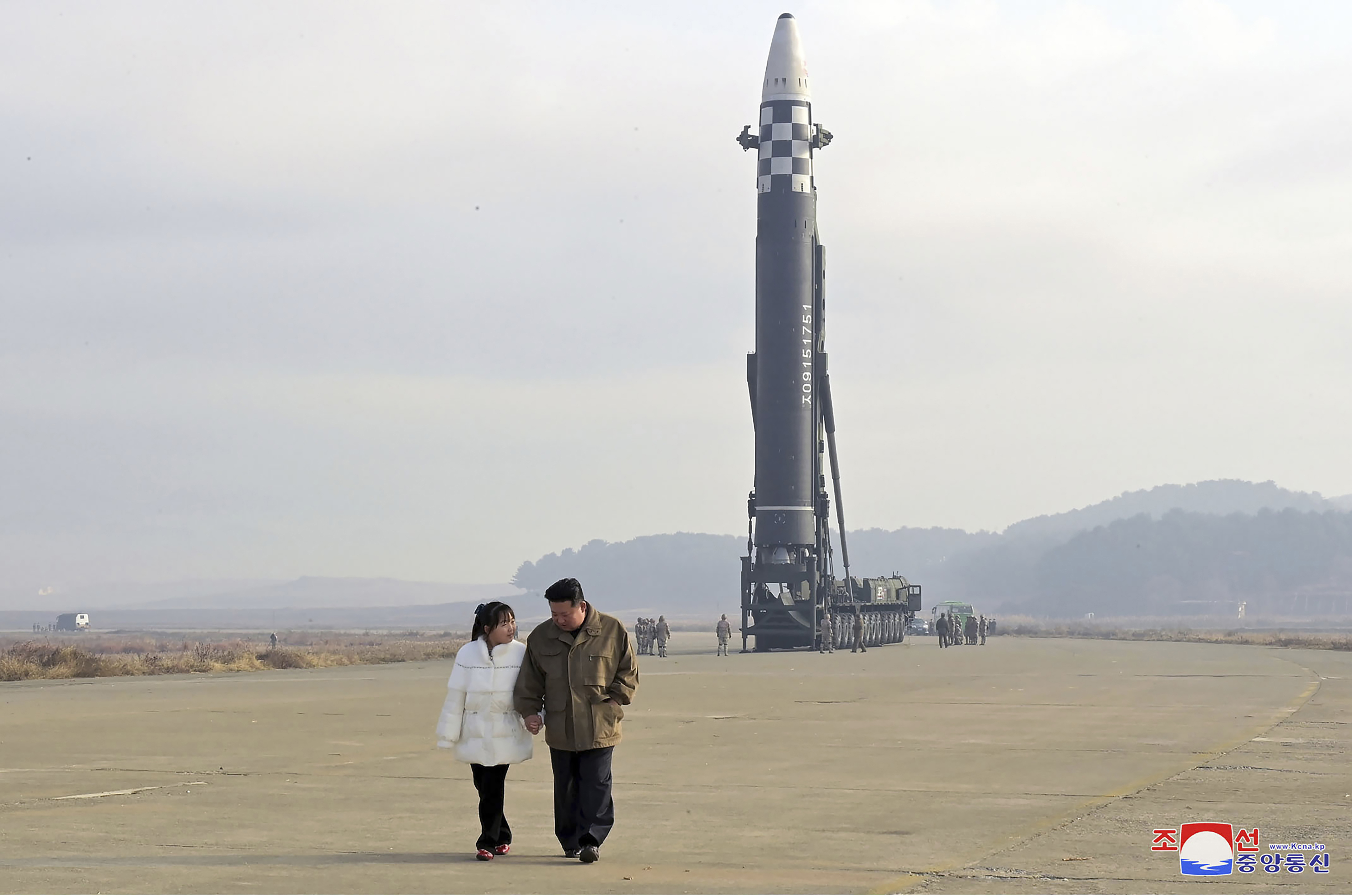 Esta foto proporcionada el 19 de noviembre de 2022 por el gobierno de Corea del Norte muestra al líder norcoreano Kim Jong Un, a la derecha, y a su hija en el lugar del lanzamiento de un misil en el Aeropuerto Internacional de Pyongyang en Pyongyang, Corea del Norte, el viernes 18 de noviembre. , 2022