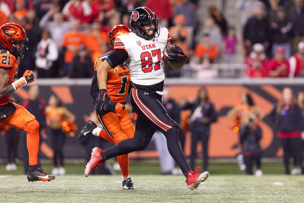 Utah Utes tight end Thomas Yassmin (87) running to a touchdown