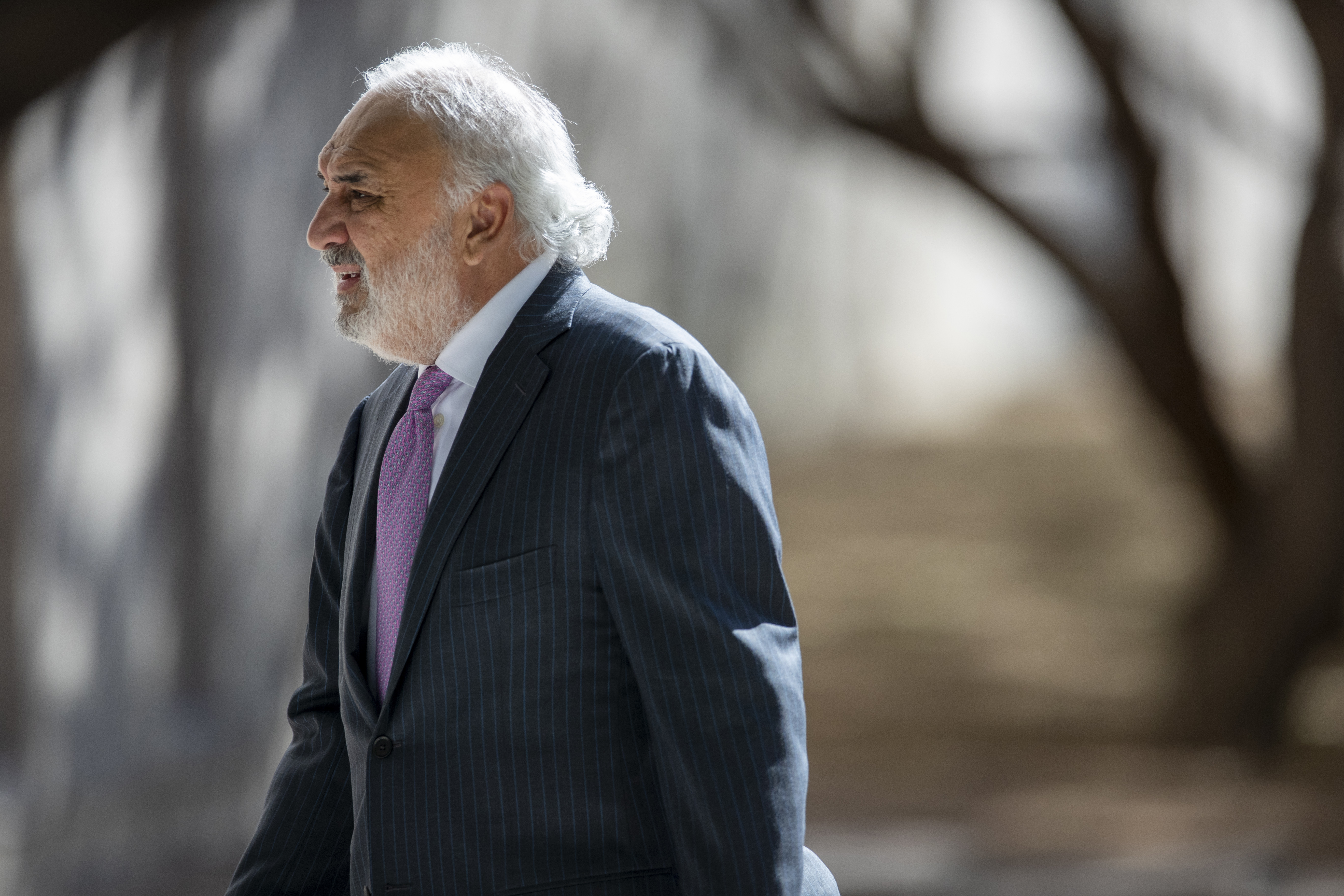 El abogado Joe Spencer, que representa al tirador en masa Patrick Crusius, llega a la corte federal en El Paso, Texas.