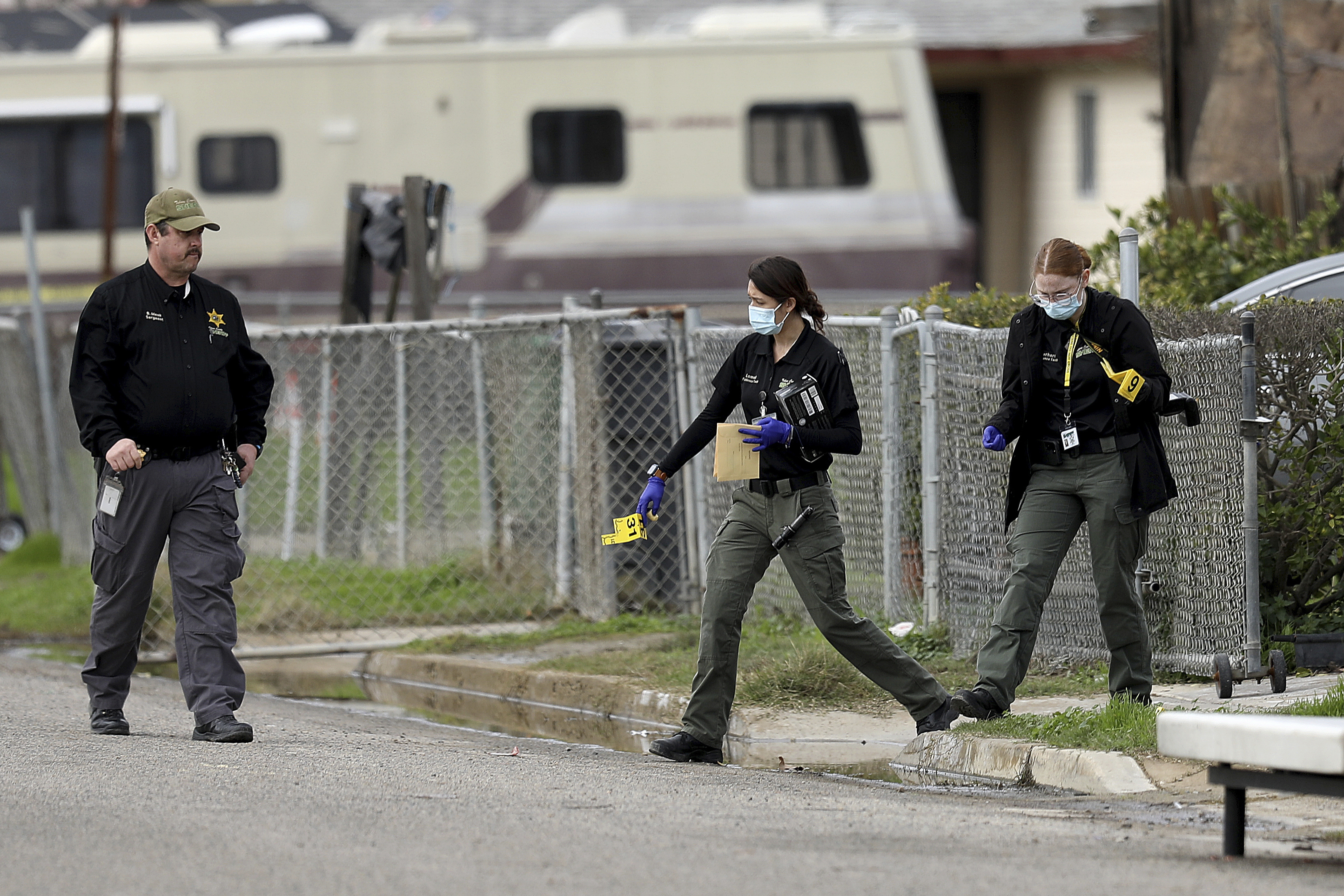 La unidad criminal del alguacil del condado de Tulare investiga la escena de un tiroteo, el lunes 16 de enero de 2023 en Goshen, California. 