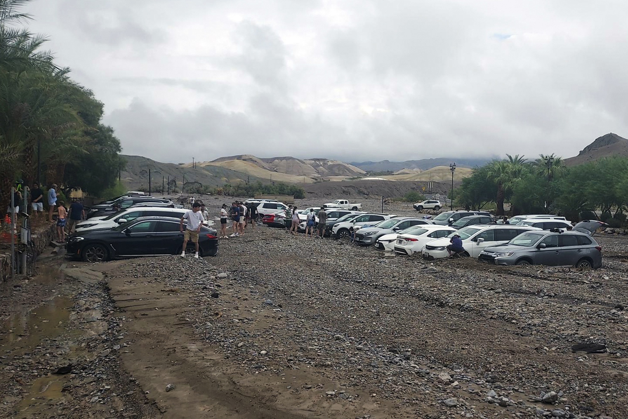 Los turistas encuentran seguridad después de que las inundaciones cierran las carreteras del Valle de la Muerte
