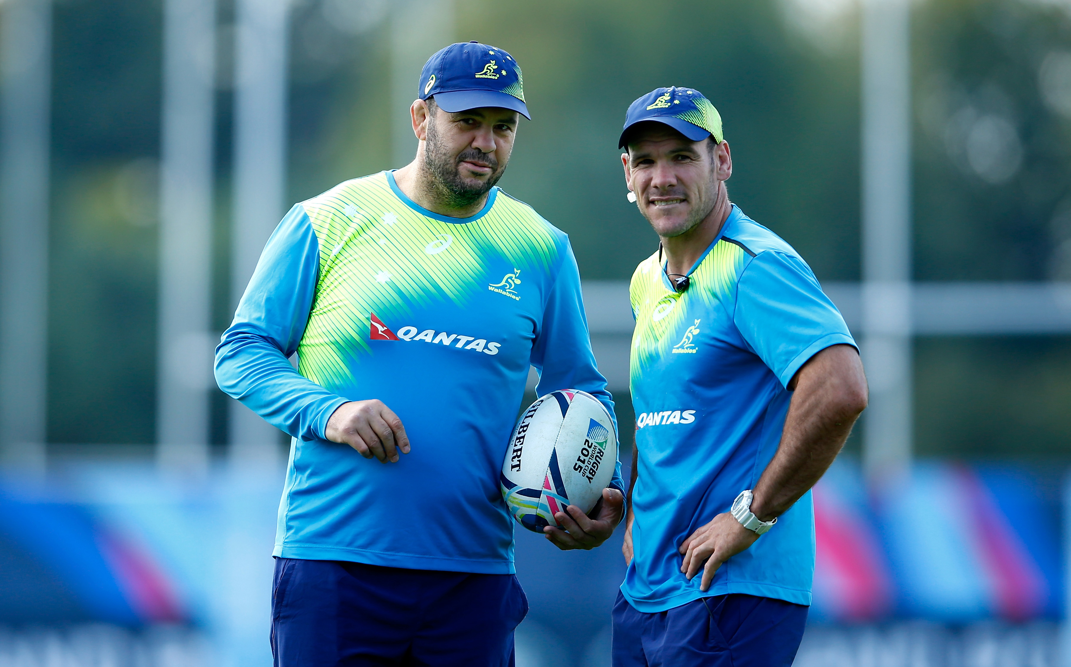 Michael Cheika talks with Nathan Grey during a training session in 2015.