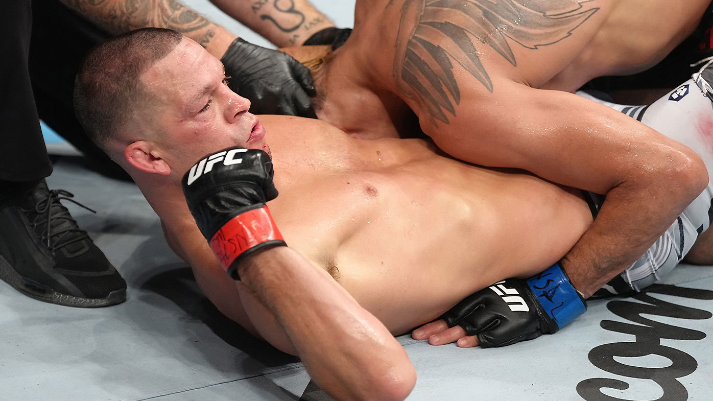 Nate Diaz chokes out Tony Ferguson at UFC 279