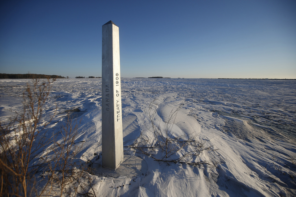 ARCHIVO - Un marcador fronterizo entre Estados Unidos y Canadá se muestra en las afueras de Emerson, Manitoba, el jueves 20 de enero de 2022. (John Woods/The Canadian Press vía AP, Archivo)