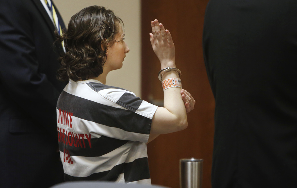 Gypsy Rose Blanchard levanta su mano derecha y hace un juramento mientras se declara culpable de asesinato en segundo grado durante su comparecencia ante el tribunal, el 5 de julio de 2016.