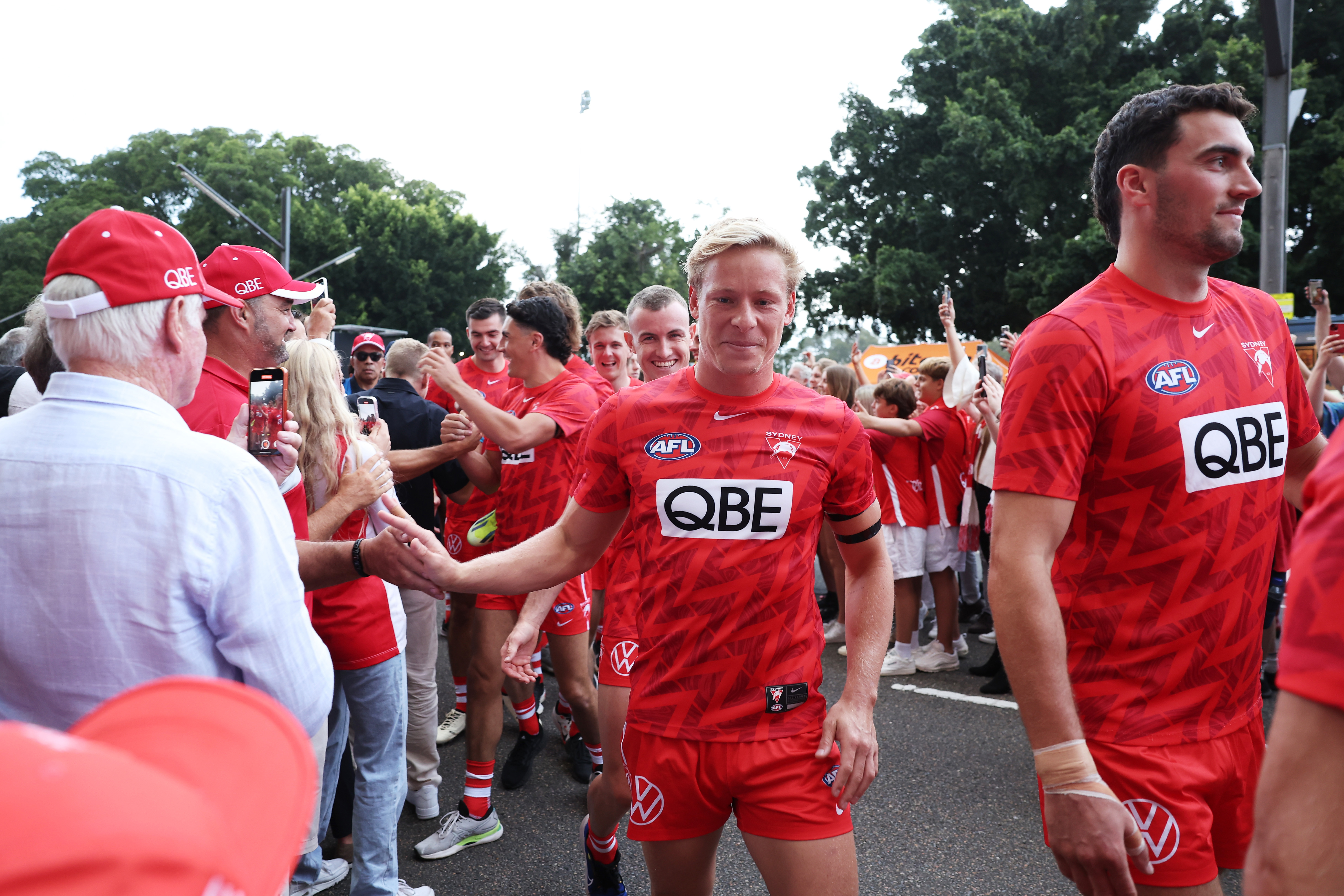 Isaac Heeney and team mates walk together towards the SCG.
