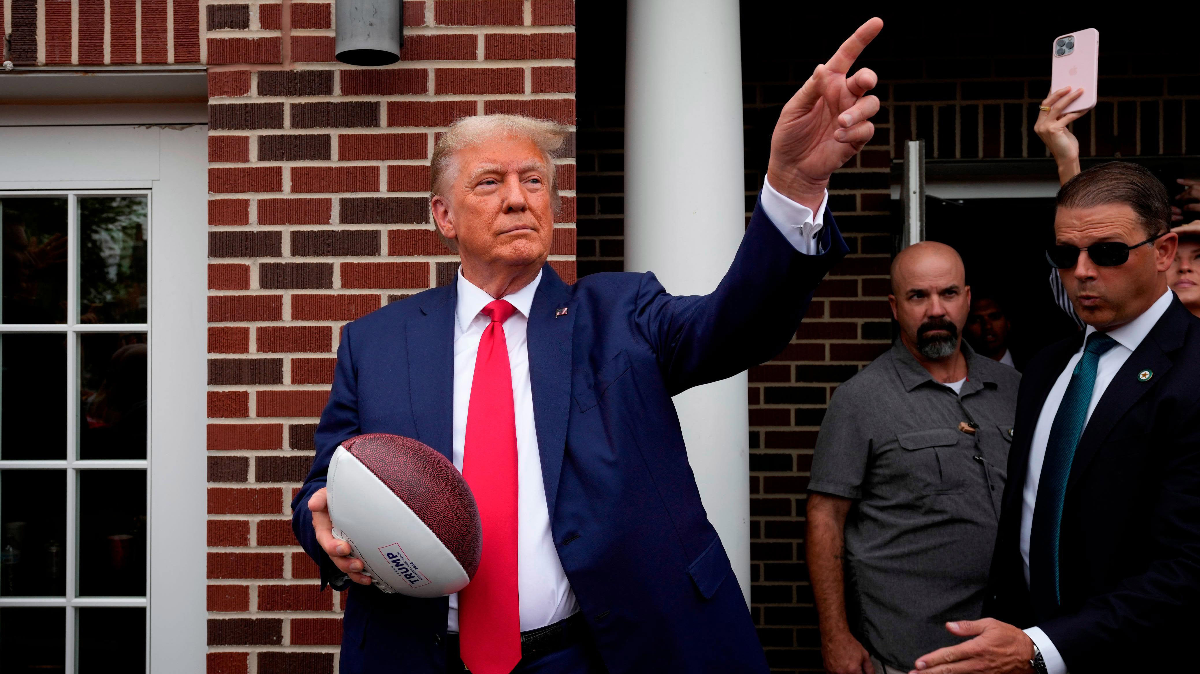 Donald Trump asistió a un partido de fútbol universitario.
