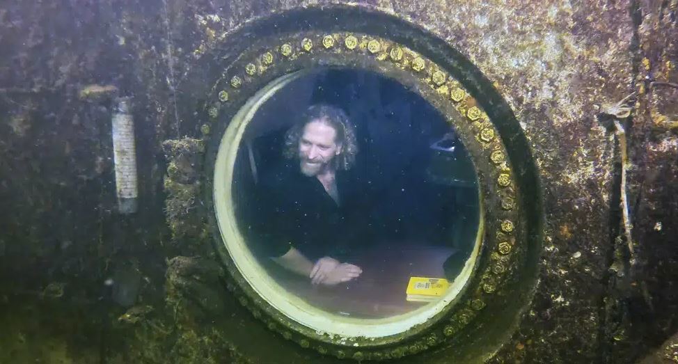El profesor universitario 'Dr. Deep Sea' establece un récord de vida bajo el agua