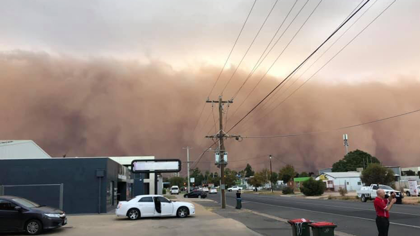 Mildura dust storm Incredible photos of dust storm sweeping through Mildura Weather Victoria