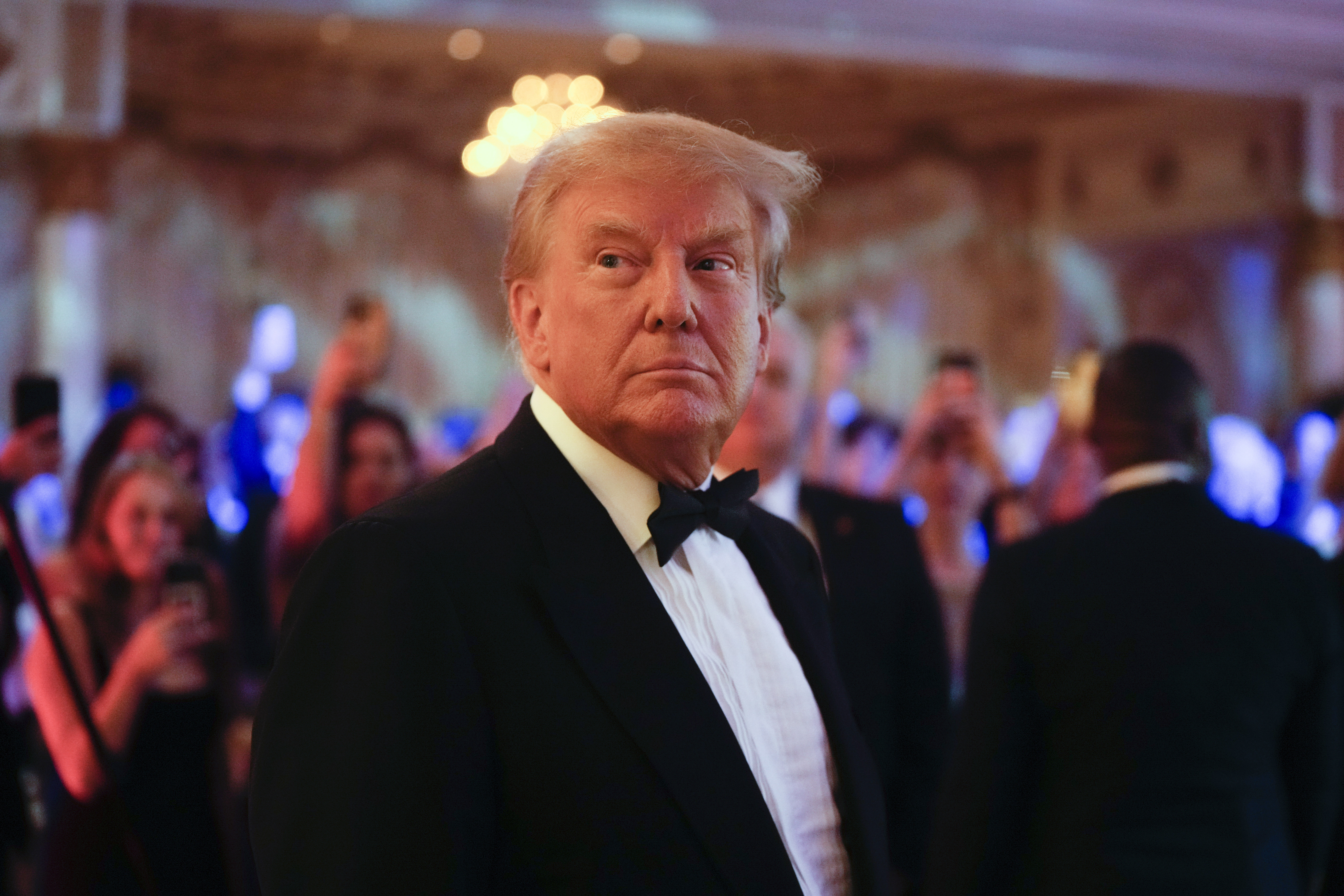 El presidente Donald Trump llega para hablar en un evento en Mar-a-Lago, el viernes 18 de noviembre de 2022, en Palm Beach, Florida.