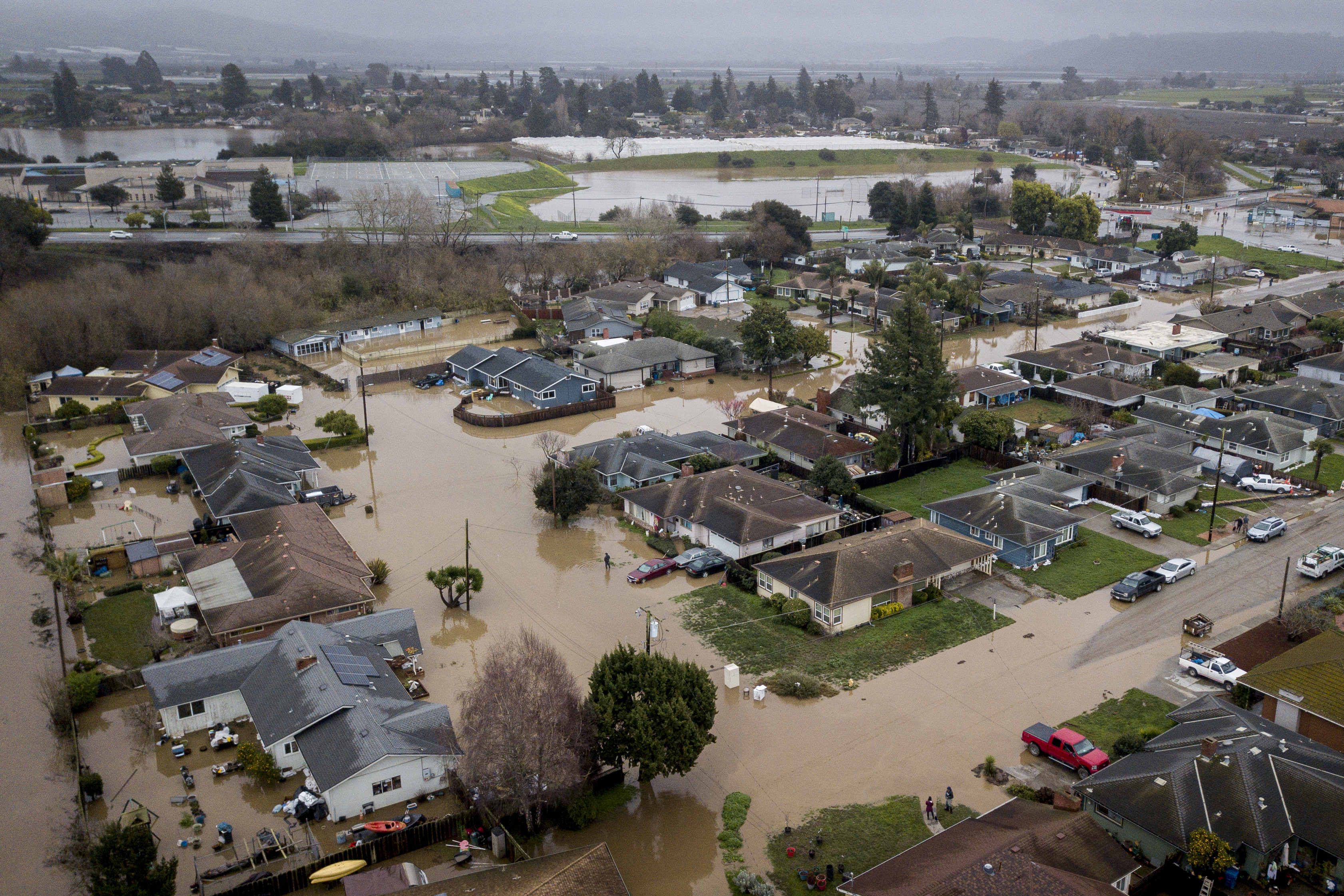 El número de muertos aumenta a 14 en las inundaciones de California después de que la caída de los árboles mata