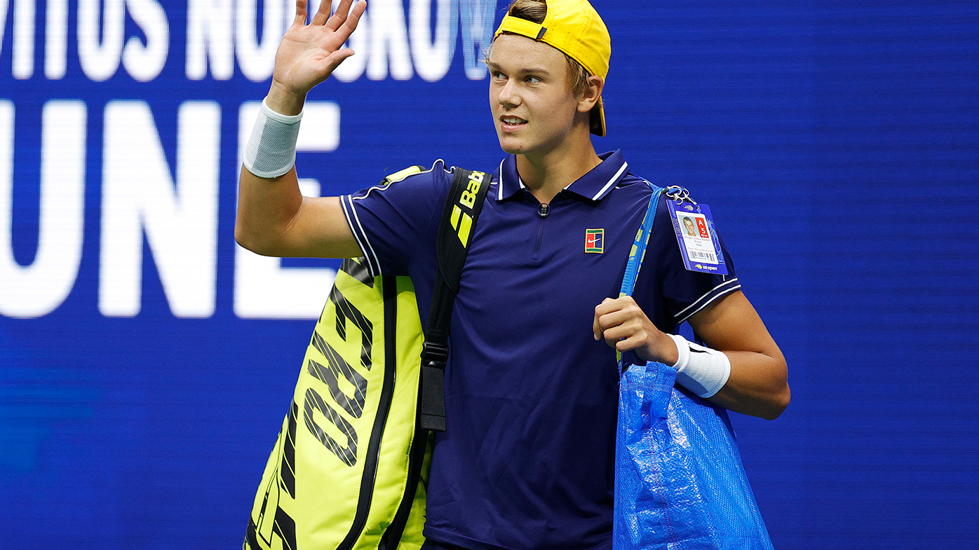 Holger Rune arrives on court with an IKEA bag.