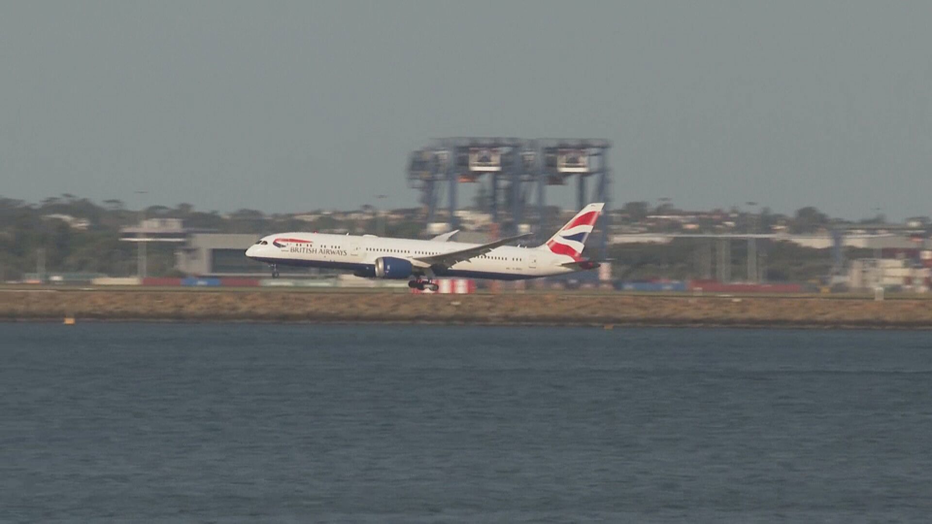 A﻿ British Airways plane has made an emergency landing at Sydney Airport. Singapore-bound flight BAW16 had taken ﻿off from Sydney just after 3pm shortly before the pilot issued a mayday and the flight was seen circling around the city.