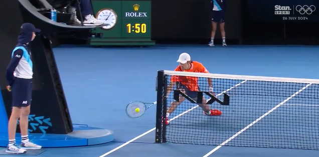 Alex de Minaur pulled off this insane shot around the net against Rublev.