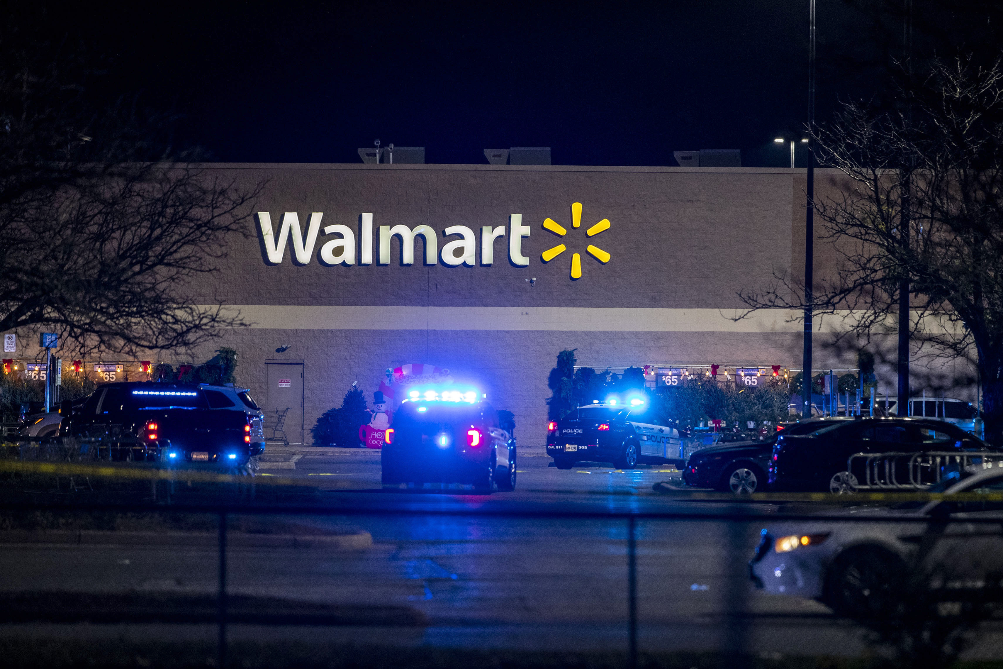La policía responde a la escena de un tiroteo masivo en Chesapeake, Virginia, Walmart el martes 22 de noviembre de 2022.