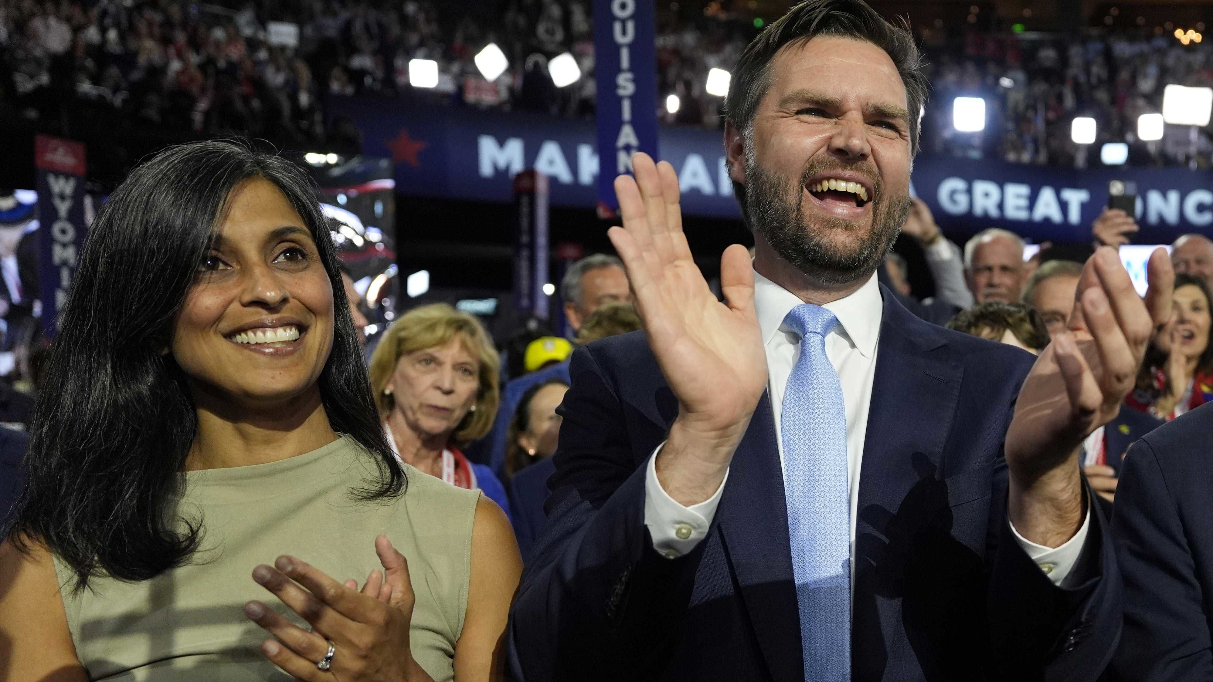 JD Vance y su esposa Usha Chilukuri Vance durante el primer día de la Convención Nacional Republicana de 2024.