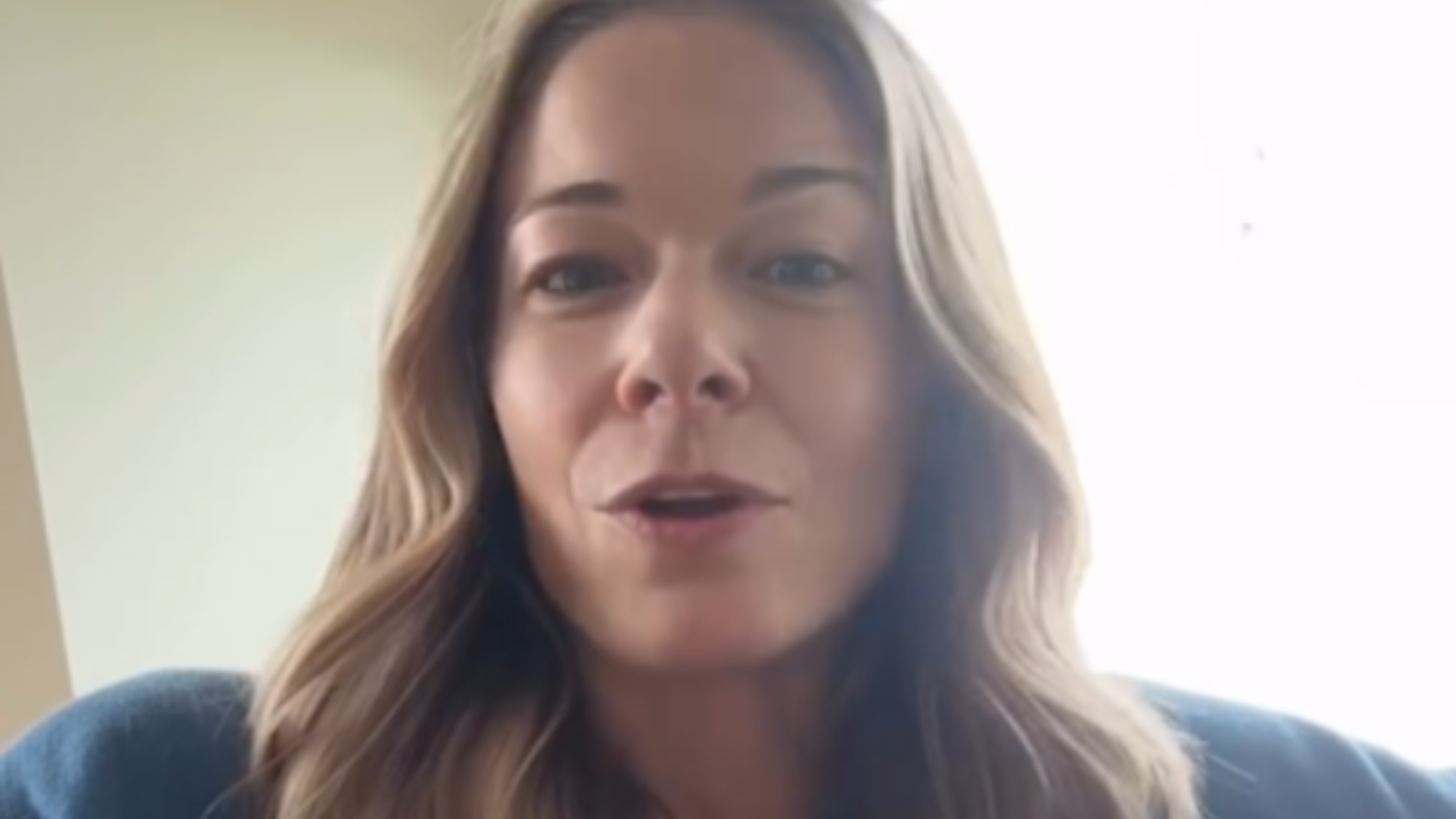 LeAnn Rimes was forced to run off stage after her teeth fell out mid-performance.