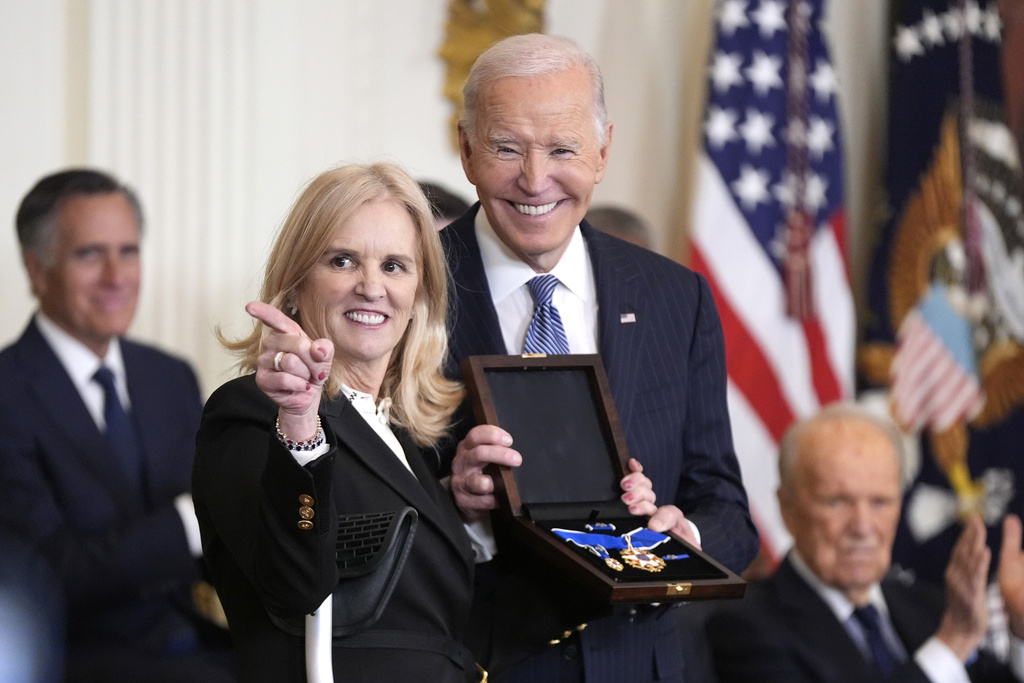 El presidente Joe Biden, a la derecha, presenta póstumamente la Medalla Presidencial de la Libertad, el honor civil más alto de la nación, a Kerry Kennedy en nombre de su difunto padre Robert F. Kennedy.