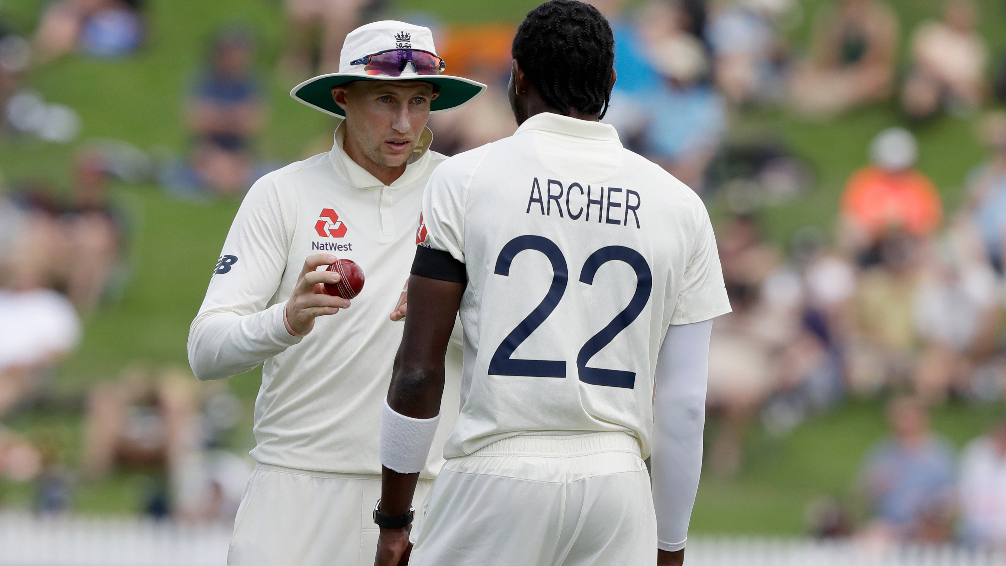 Joe Root talks to strike bowler Jofra Archer.