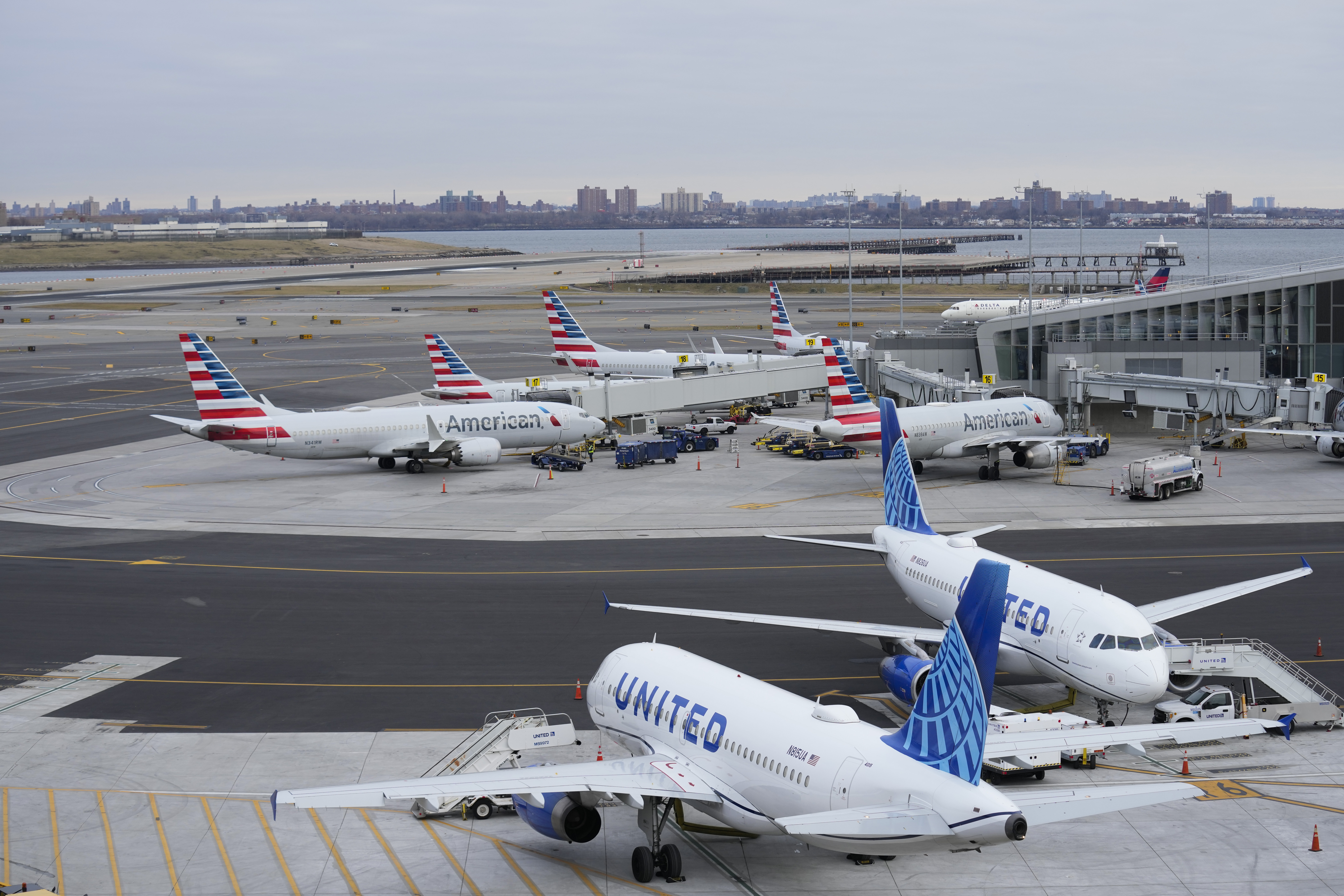 Los aviones descansan en la pista de la Terminal B del Aeropuerto LaGuardia en Nueva York, el miércoles 11 de enero de 2023.  