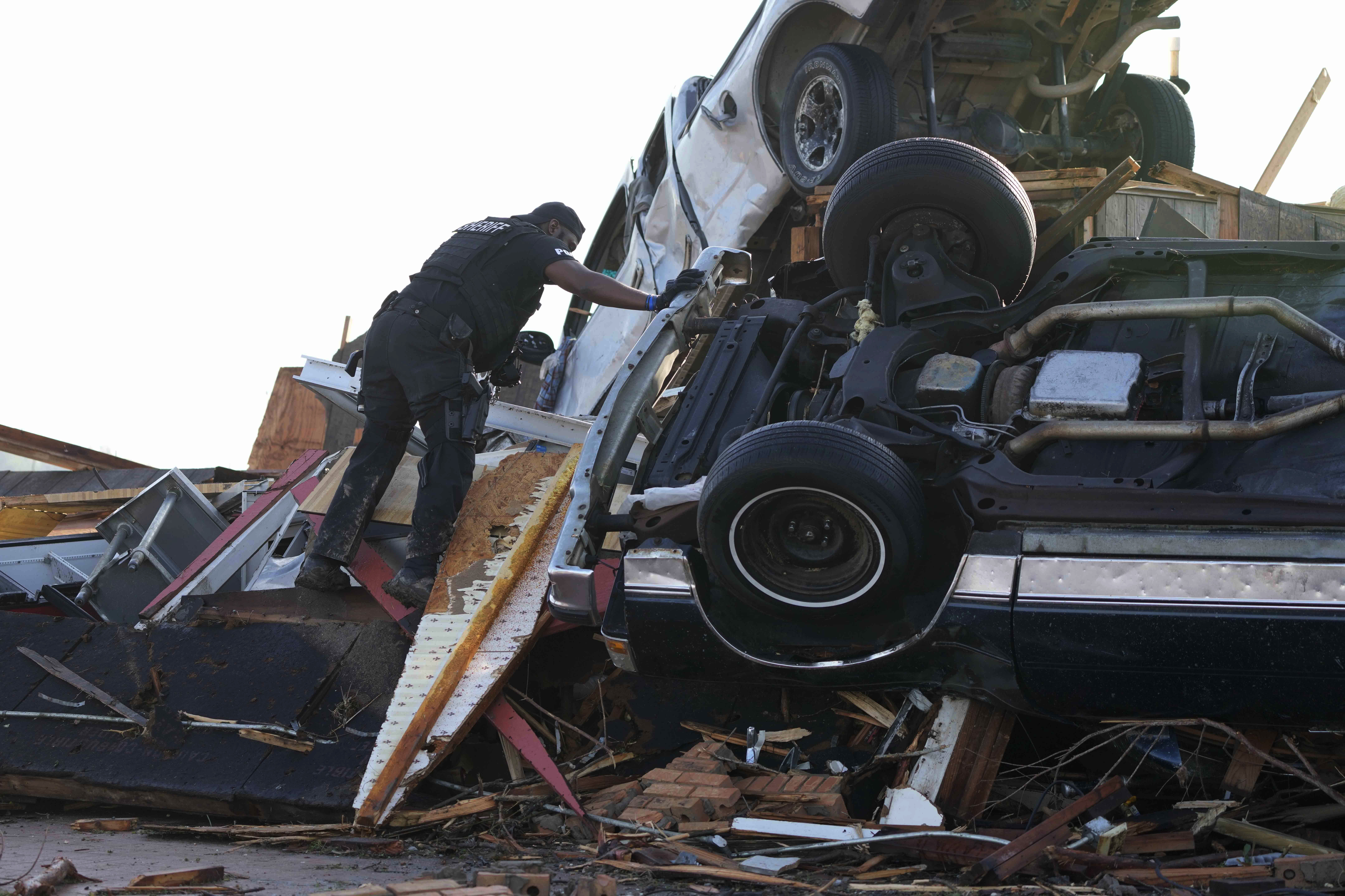 'Cómo alguien sobrevivió es desconocido para mí': Biden declara emergencia por tornado
